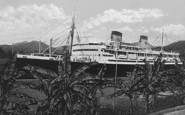 The SS Malolo in 1927 gliding through the locks of the Panama Canal on her way from Philidelphia to San Francisco