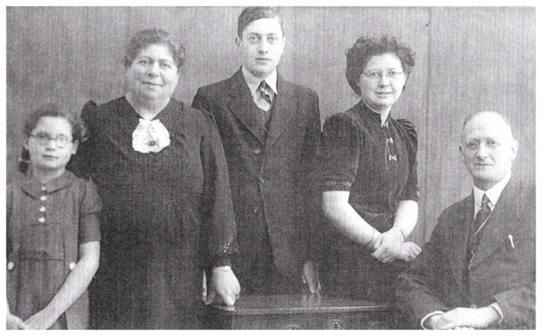 Vomberg family portrait. Meta - 2nd from right. c. 1942