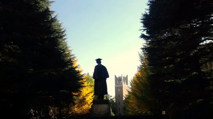 Discover your place at Waseda University. (Photo: Statue of Okuma Shigenobu and Okuma Auditorium in the background)