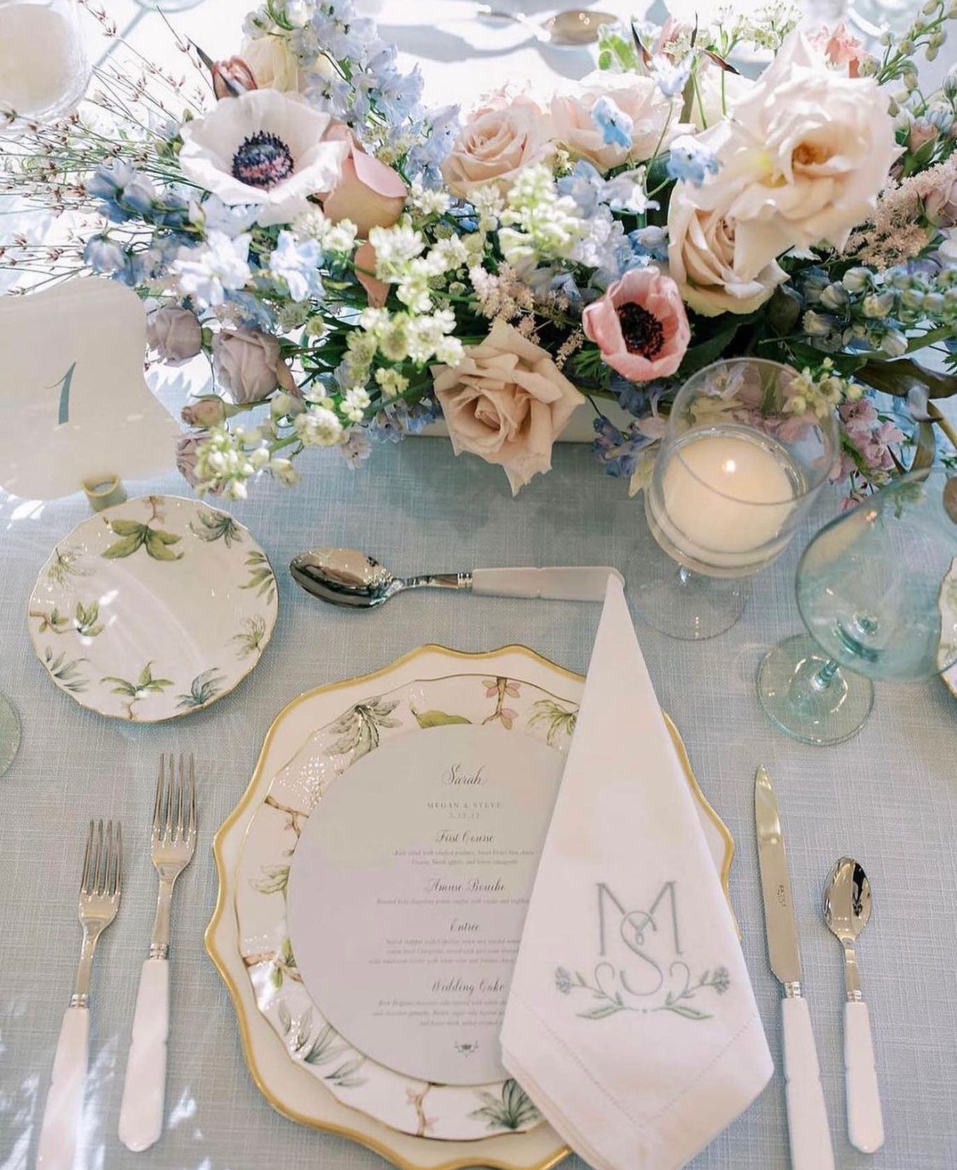 Heart eyes galore on this whole entire table 😍. Bride @meg_roth had a vision from the beginning and how perfectly it was executed here by a fabulous team. @toast_events @kberryphoto @boldeventsatl @tresbellefete @herendusa @leenjeanstudios @edgedesi