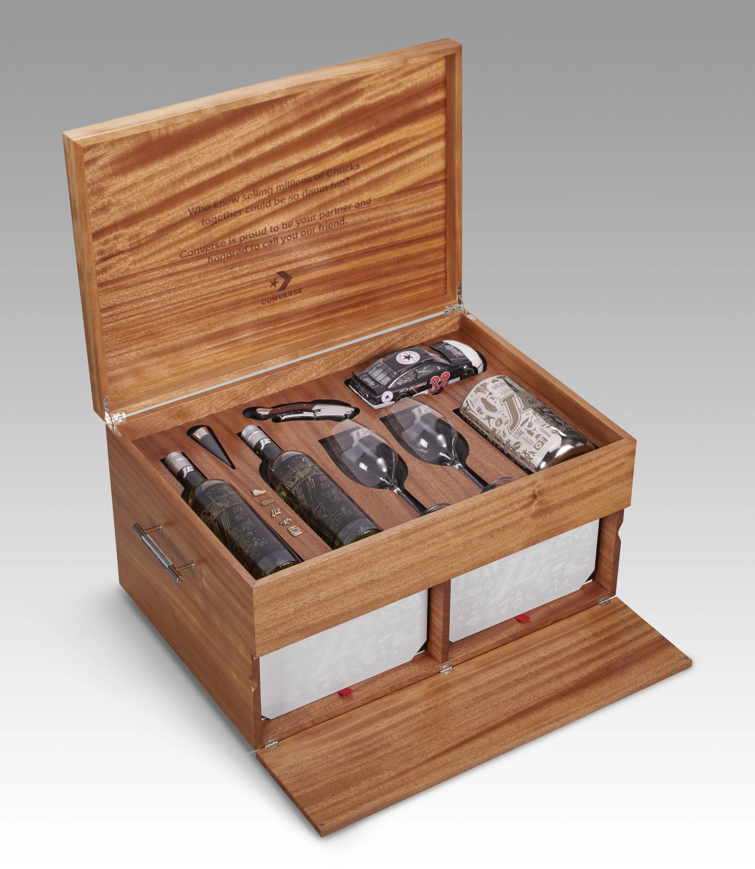 03 Converse_Box_open_side_1_15055FD0069.jpg