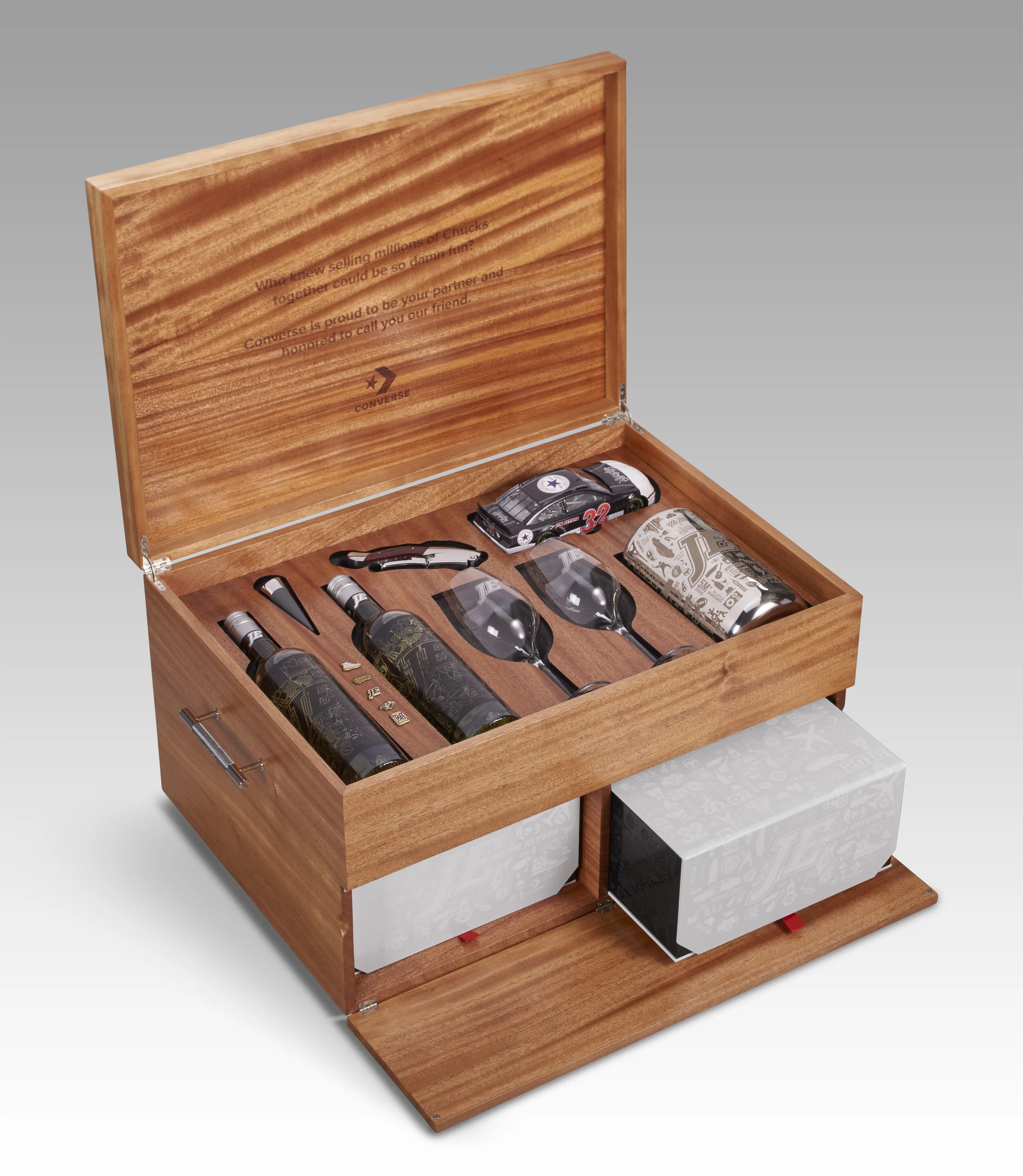 04 Converse_Box_open_side_2_15055FD0072.jpg