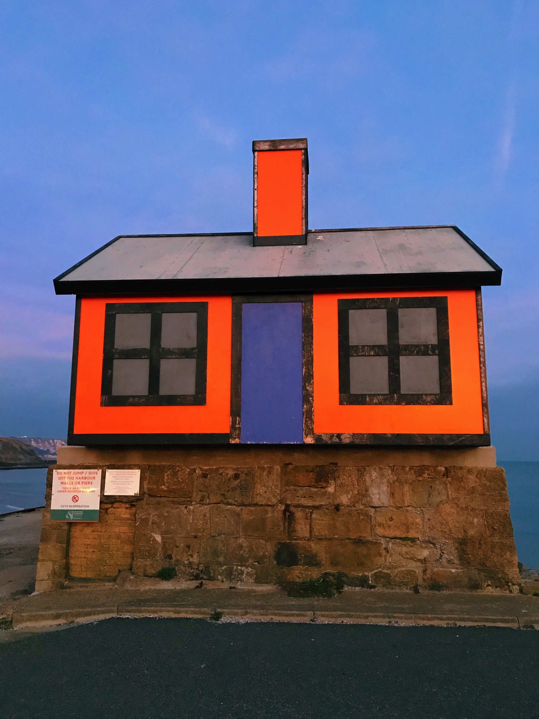Richard Woods’ Holiday Home. “Many people have two homes whilst many others can’t afford one. Holiday Home (six one-third size ‘homes’ identical except in their colourways) is in ‘unlikely’ places – suggesting that no site is too small, too unlikely, or too inconvenient for its neighbours, for a holiday home.” — Creative Folkestone