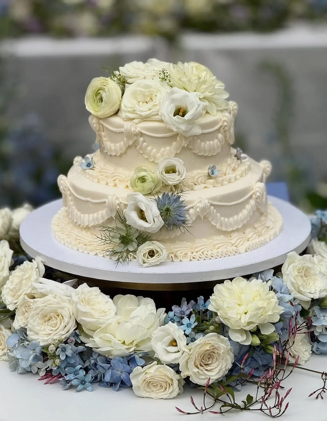 A sweet moment from the weekend ✨ Soft ivory blooms with a touch of blue to frame the prettiest cake for the loveliest couple.

#WeddingInspo #WeddingDesign #WeddingDetails #WeddingDecor #WeddingFlowers #FloralDesign #WeddingAesthetic #ElegantWedding