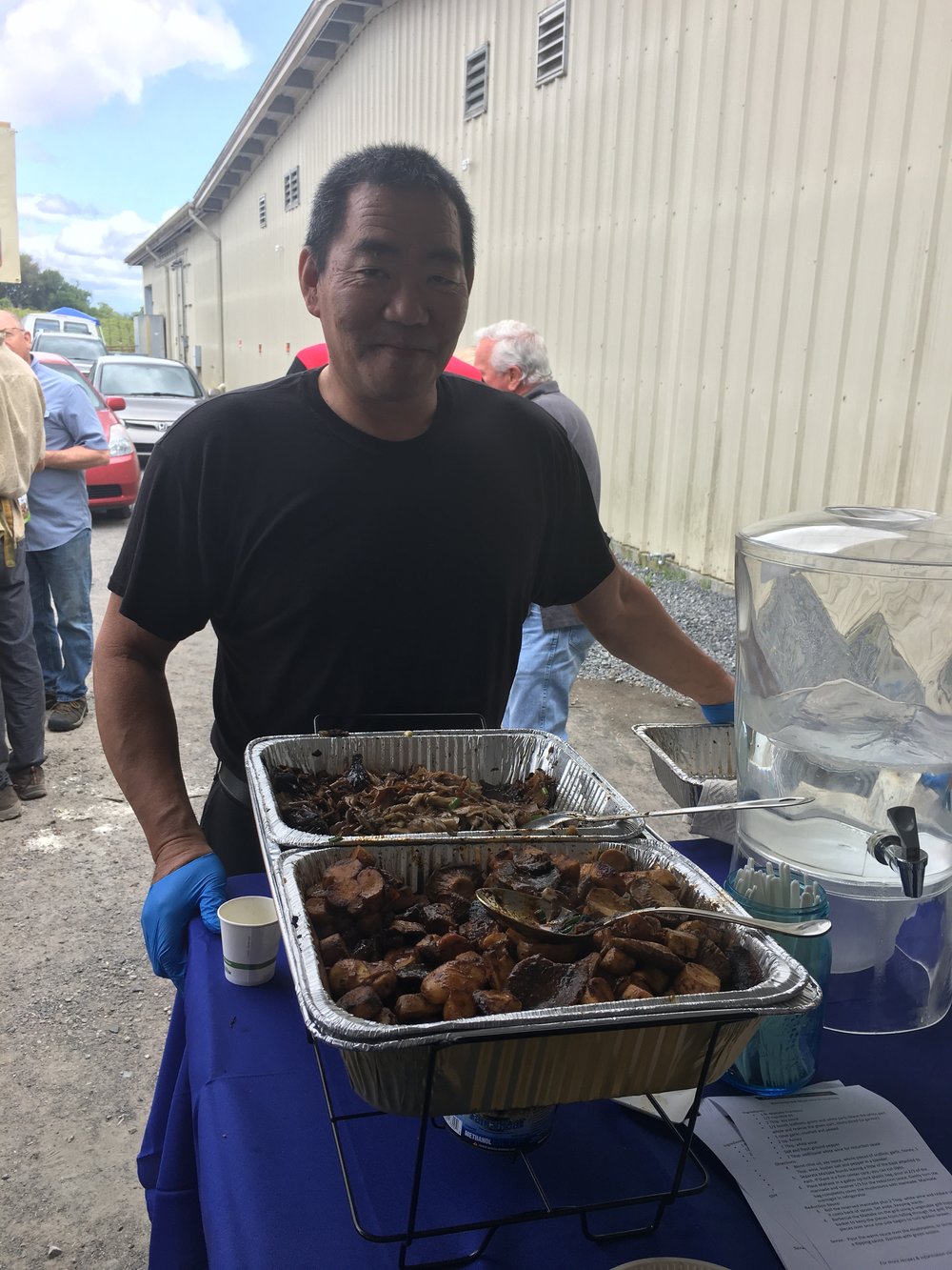  Grillmaster Paul with his barbecued Maitake and blackened Trumpet Royale 