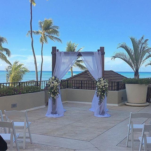 Beautiful arch decor/florals by @suvexpressions