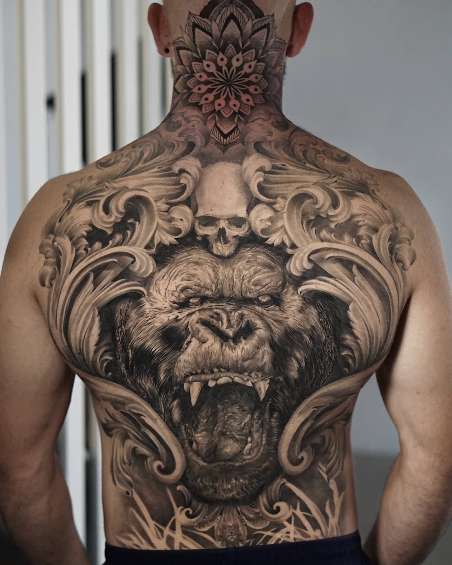 Topped this huge back piece off with the mandala up the next and onto the head! Don't know if I'll ever get my head done it seems painful 🤣 (All healed except back of head)

Check my bio for updates on taking new appts

Done using @pantheraink @metr