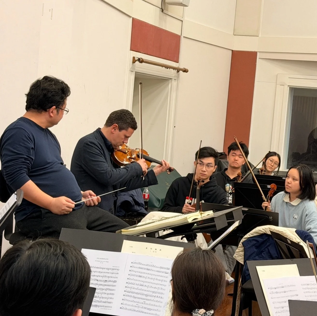 A truly inspiring teaching day at the Shanghai Conservatory of Music today.
Wonderful meetings with colleagues, an energizing orchestra masterclass, and great individual violin lessons 🎻✨

#Shanghai #Masterclass #Violin #TeachingLife