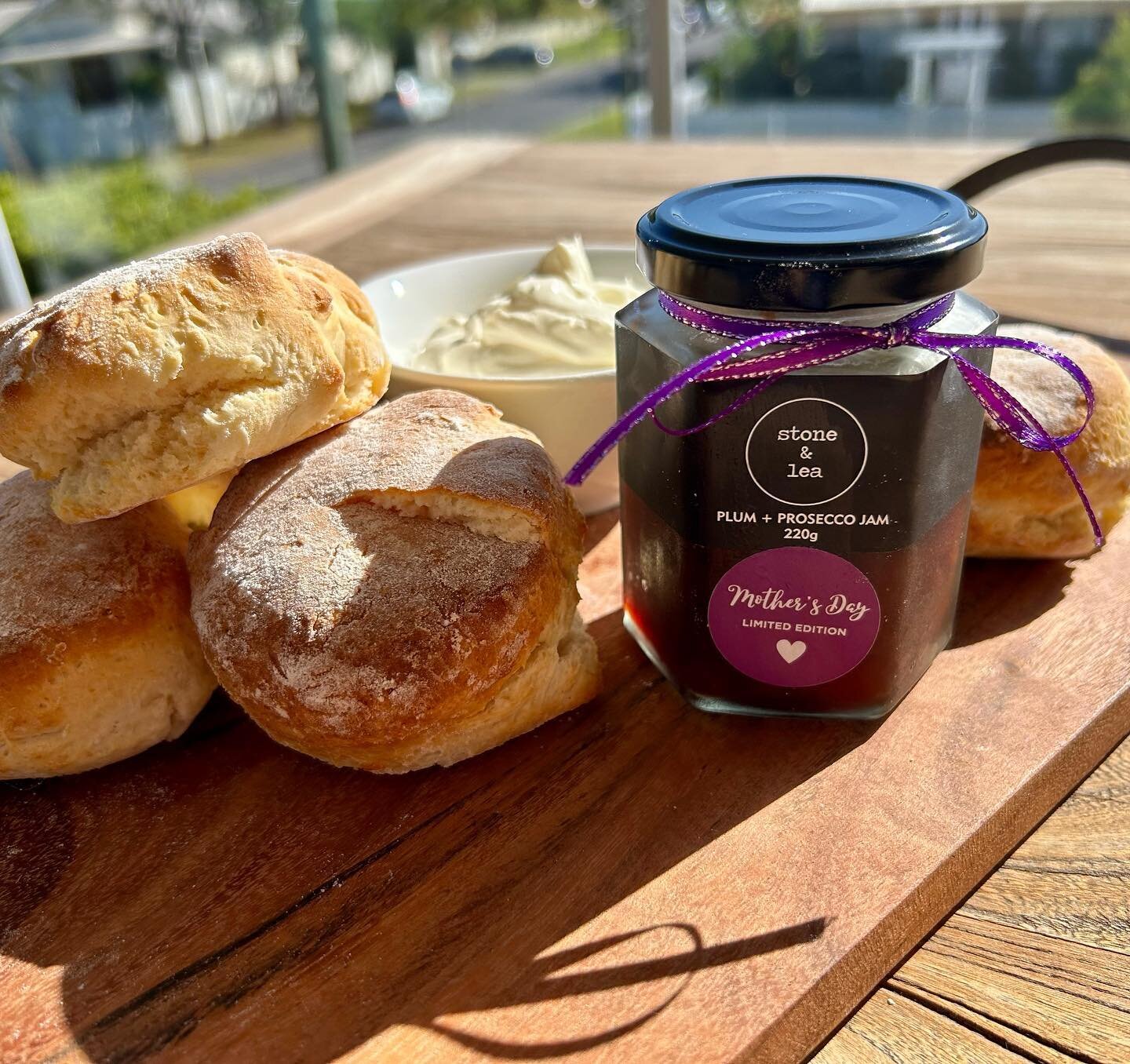 An absolutely beautiful day for the classic scones, cream and yummy Jam 🤤 yes please!

SHOP: https://bit.ly/StoneandLea-ProseccoJam