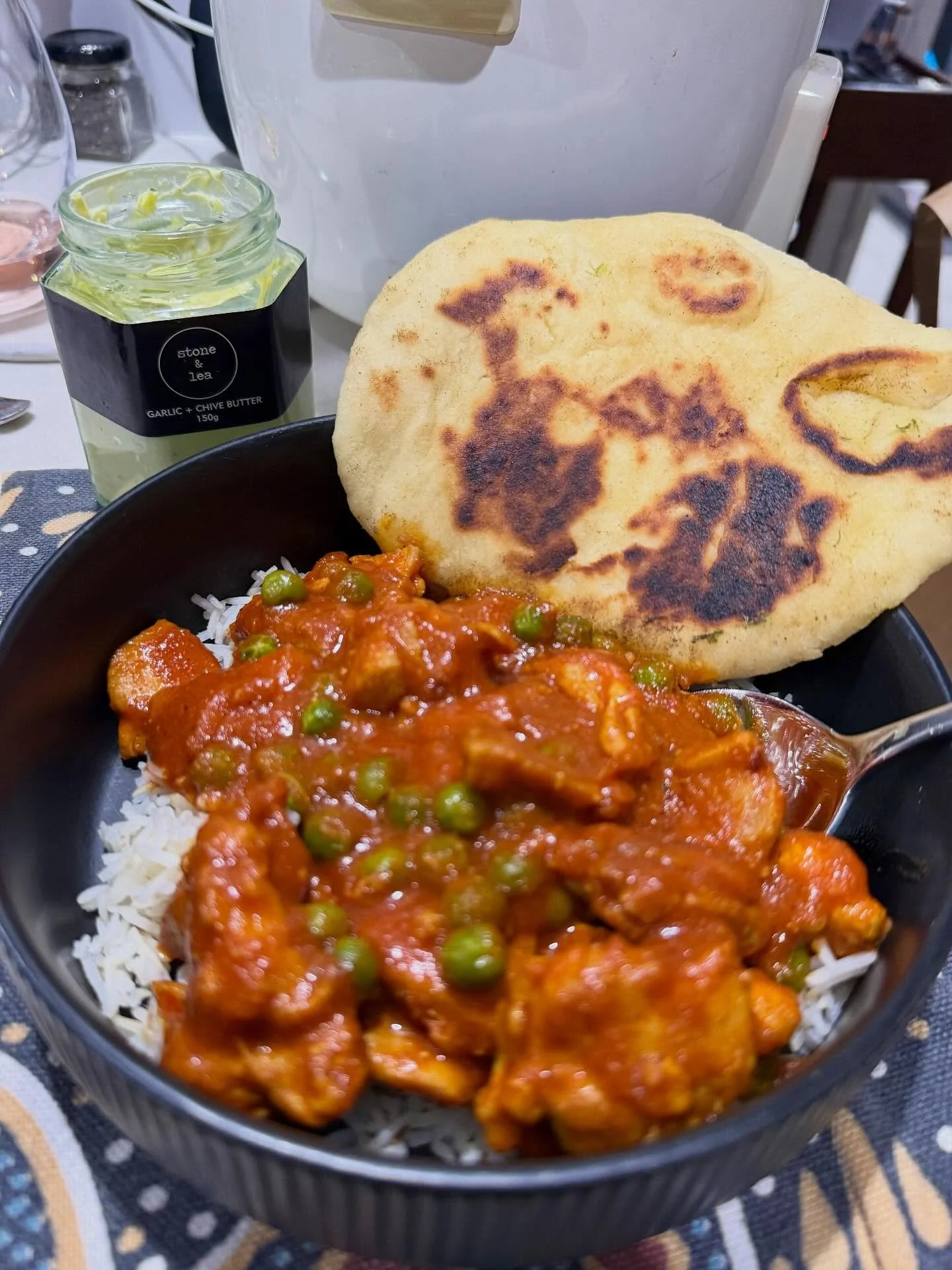 Indian curry and homemade naan bread buttered with our Garlic + Chive butter 🍛🙌🏼

SHOP: http://bit.ly/StoneandLea-GarlicChiveButter
