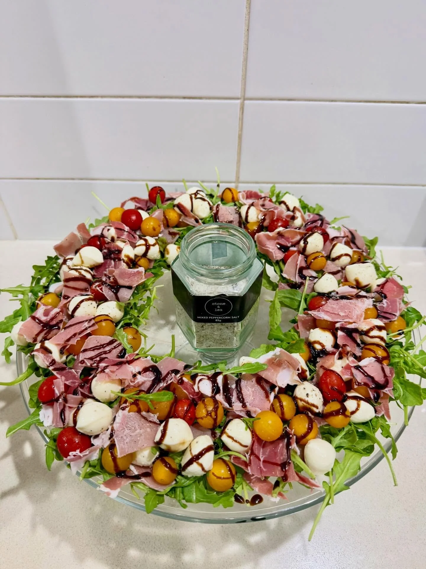 A festive wreath salad 🥗🙌🏼 super easy and so delish! 

Inspo: @ohsobusymum 

SHOP: http://bit.ly/StoneandLea-MixedPepperSalt