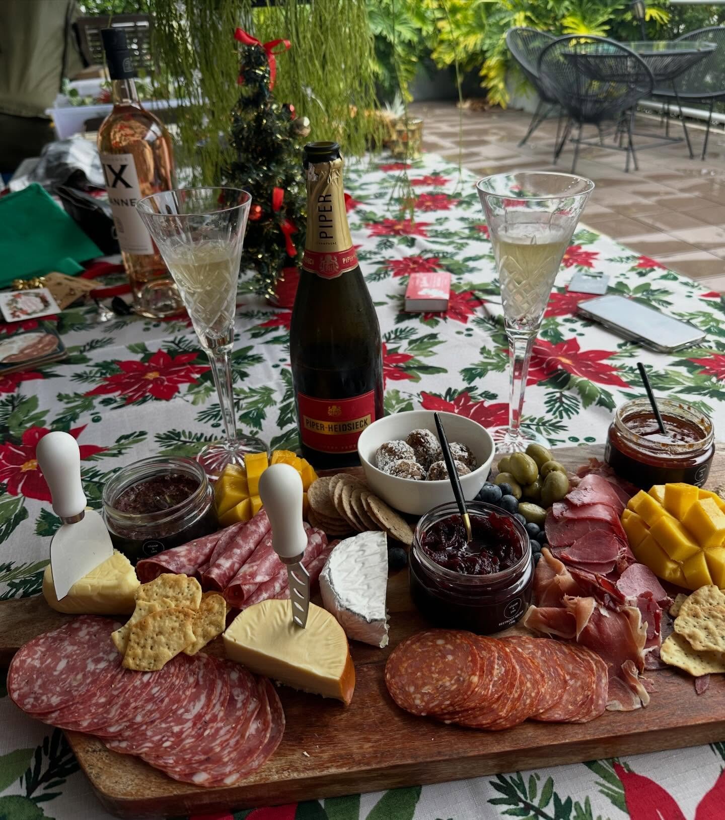 It&rsquo;s definitely Christmas here at the Stone household! 🎄🥂 
See you this weekend at the Markets:
𝙎𝙖𝙩𝙪𝙧𝙙𝙖𝙮- @carseldinefarmersmarkets 
𝙎𝙪𝙣𝙙𝙖𝙮- @nundahmarkets 

🛒 Click &amp; collect:

https://www.stoneandlea.com.au/shop

https://