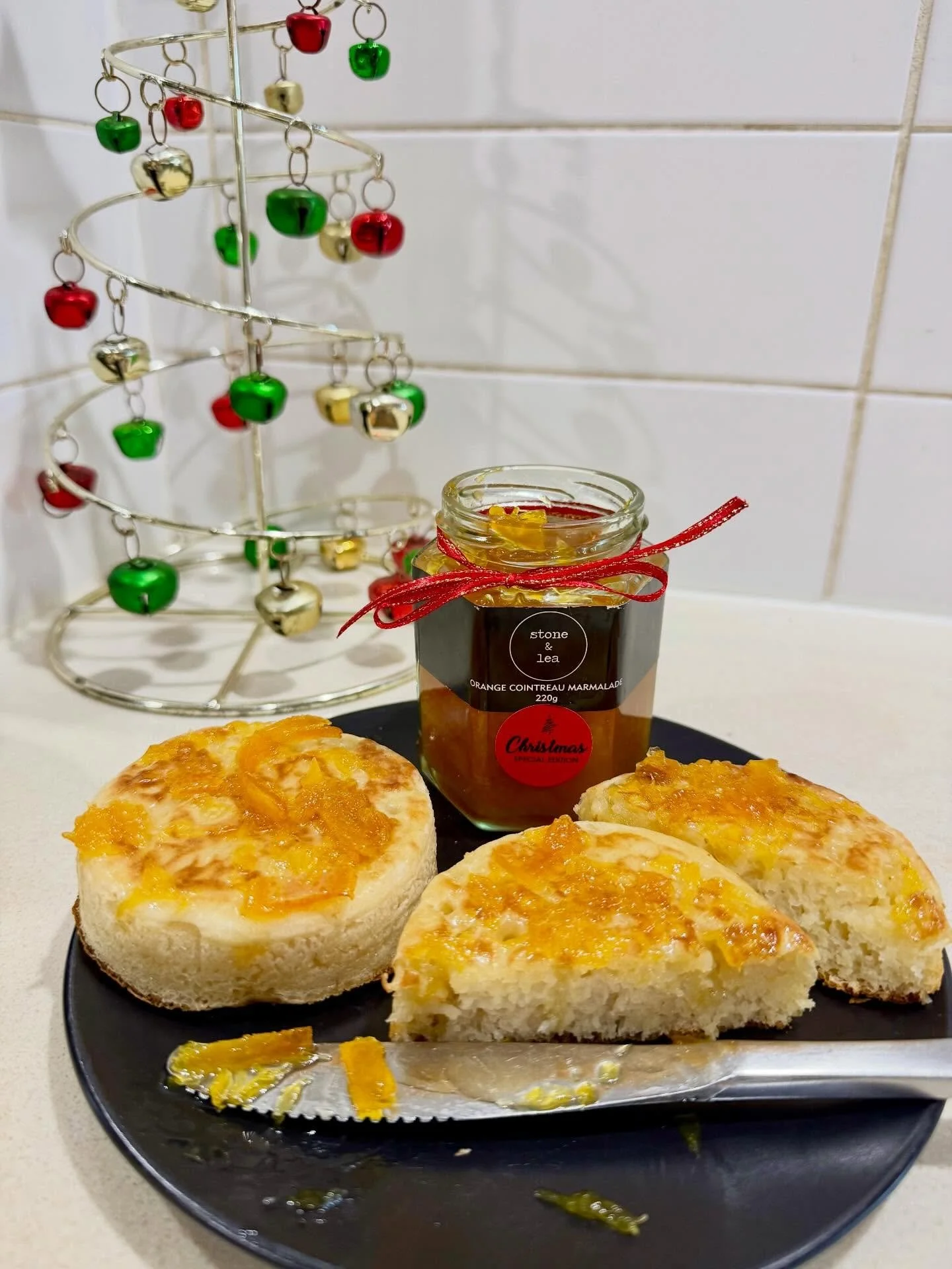 Crumpets @this.is.us.au from @harrisfarmmarkets topped with our delish Marmalade 🍊🤤

SHOP: http://bit.ly/StoneandLea-OrangeCointreauMarmalade