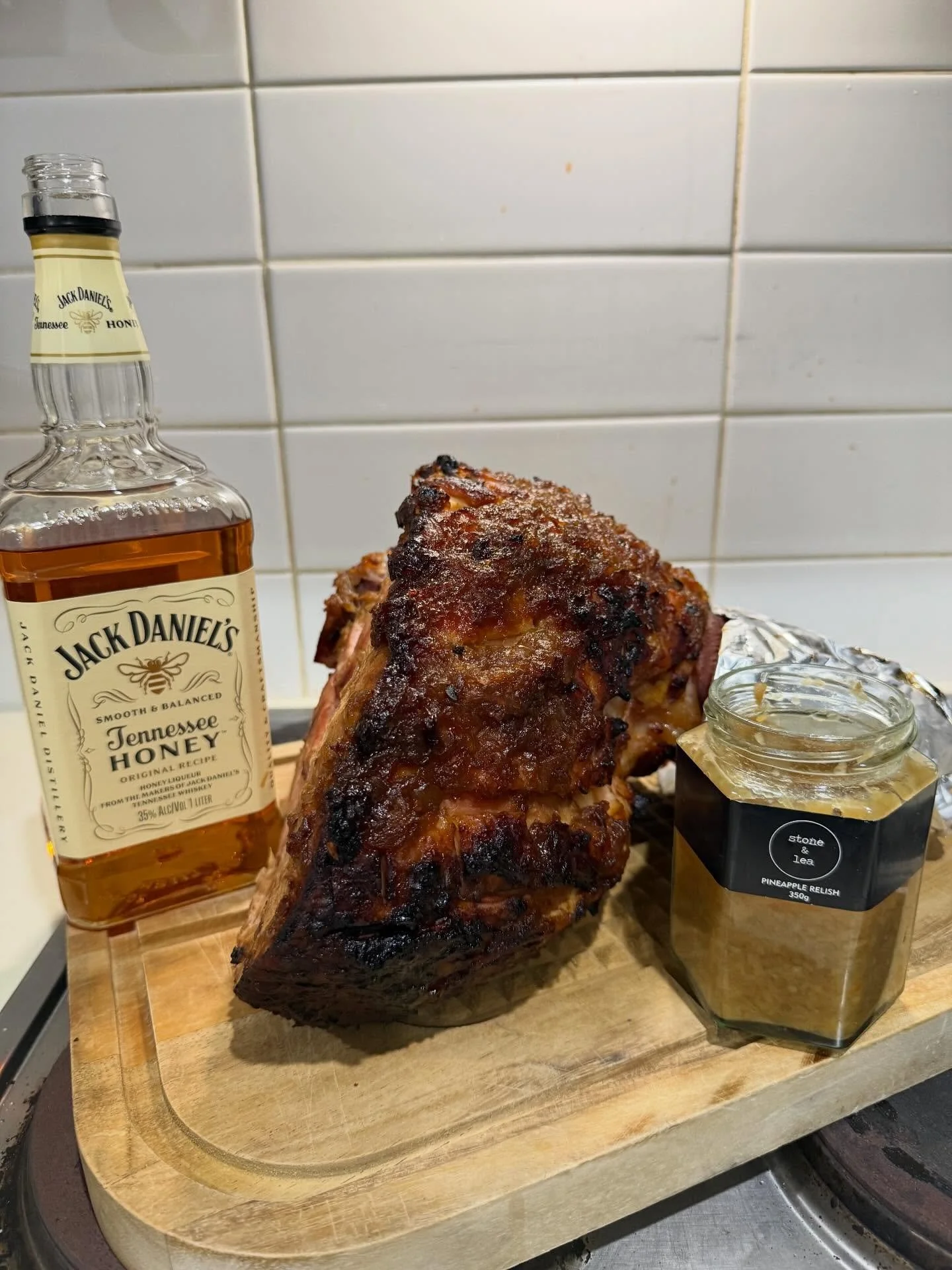 Pineapple Relish glazed ham 😋 this version with a little honey &amp; honey bourbon made our kitchen smell amazing! 🙌🏼

SHOP: http://bit.ly/StoneandLea-PineappleRelish