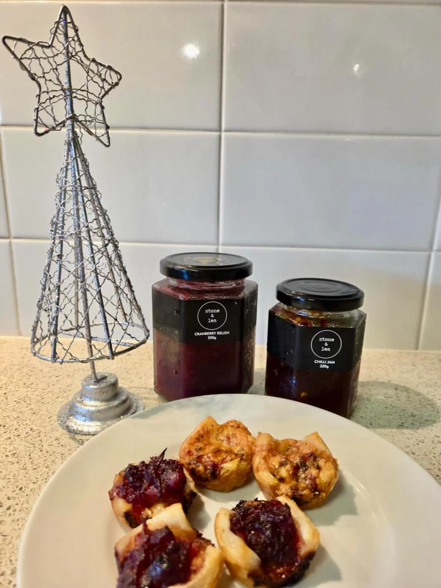 &ldquo;Leftover Christmas ham glow-up. Puff pastry minis: pizza with chilli jam and brie &amp; ham with cranberry relish. Big flavour, zero fuss 😍&rdquo;
📸 Petrea

http://bit.ly/StoneandLeaCranberryRelish
