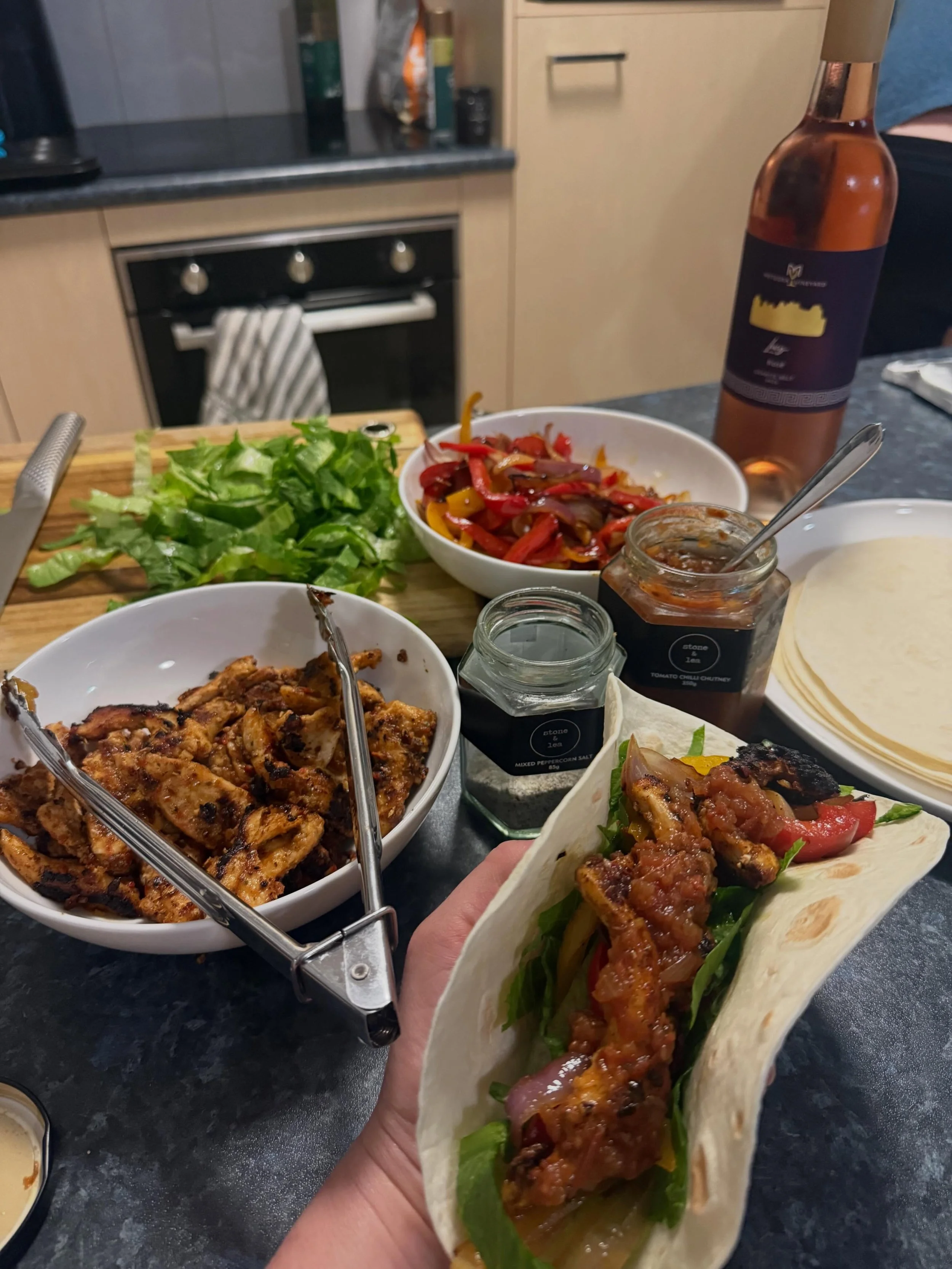 Fajitas for dinner! Mixed peppercorn salt to season our chicken and Tomato Chilli Chutney instead of salsa 👌🏼

SHOP: 
http://bit.ly/StoneandLea-MixedPepperSalt
https://bit.ly/StoneandLea-ChilliChutney
