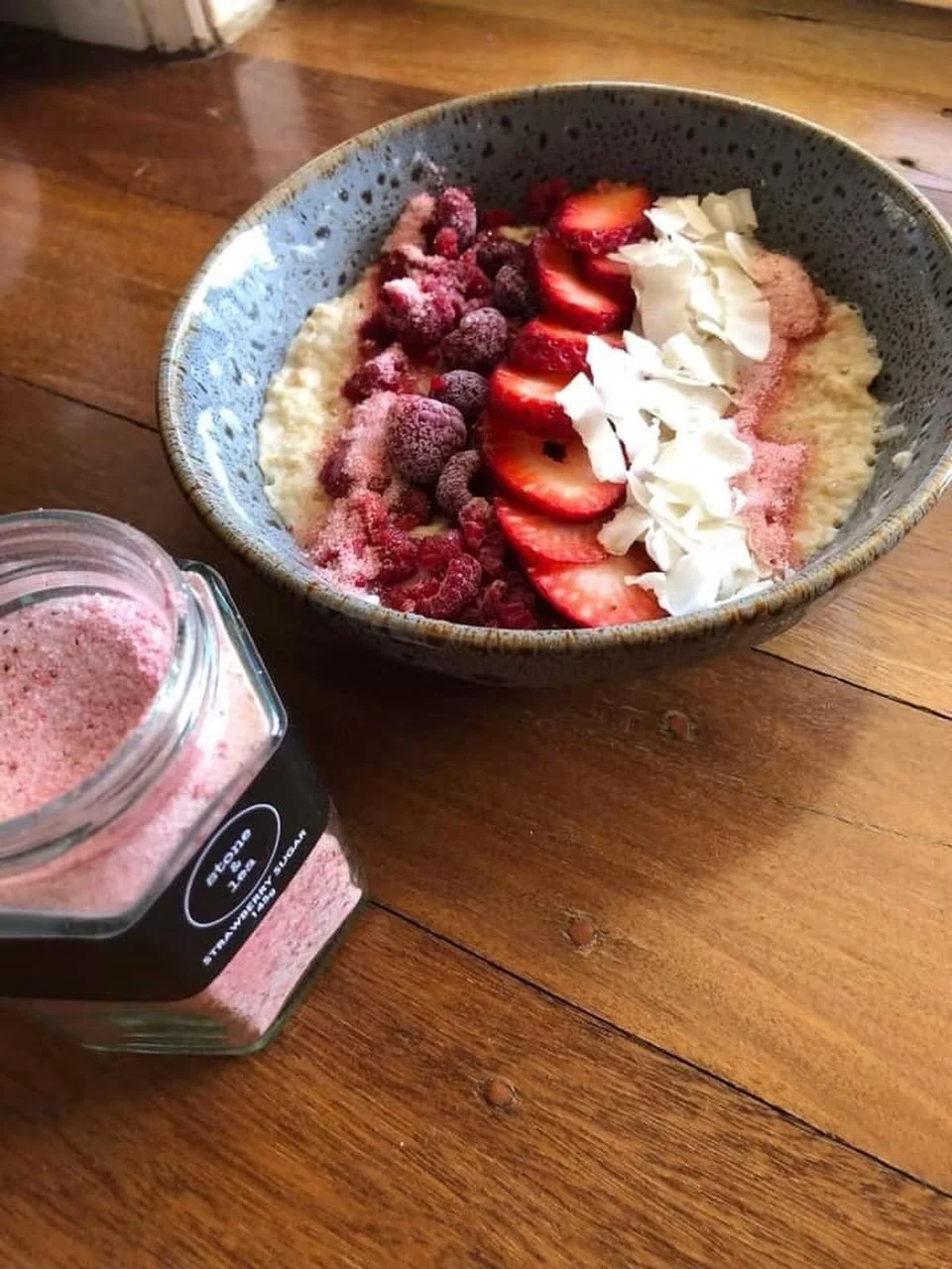 🍓🥣 Amazing colours and flavours of our porridge bowl this morning! 

SHOP: http://bit.ly/StoneandLea-StrawberrySugar