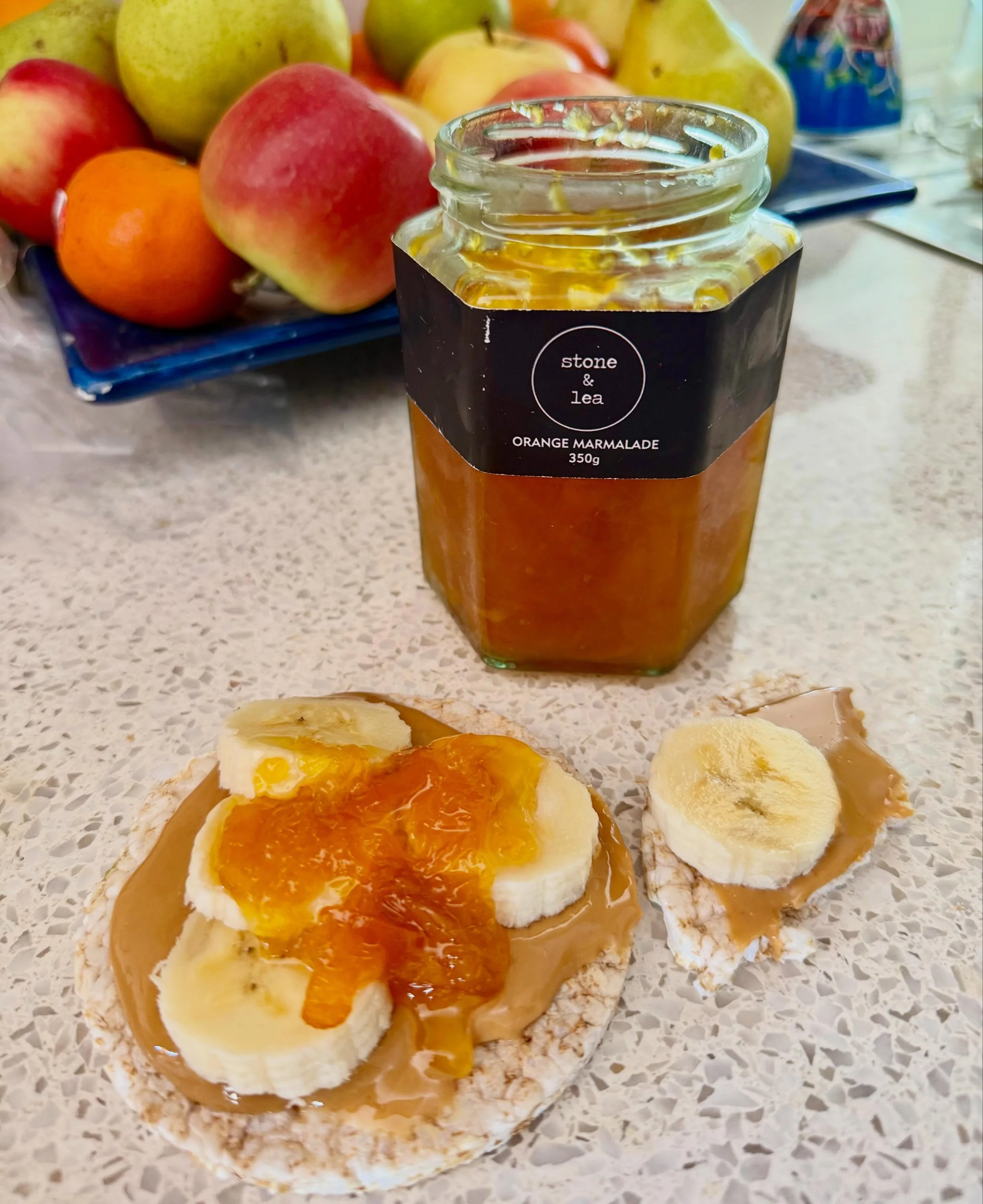 Rice cakes topped with banana, peanut butter and Marmalade 😋 sweet, salty, tangy and crunchy&hellip;the combo that works!

SHOP: http://bit.ly/StoneandLea-OrangeMarmalade