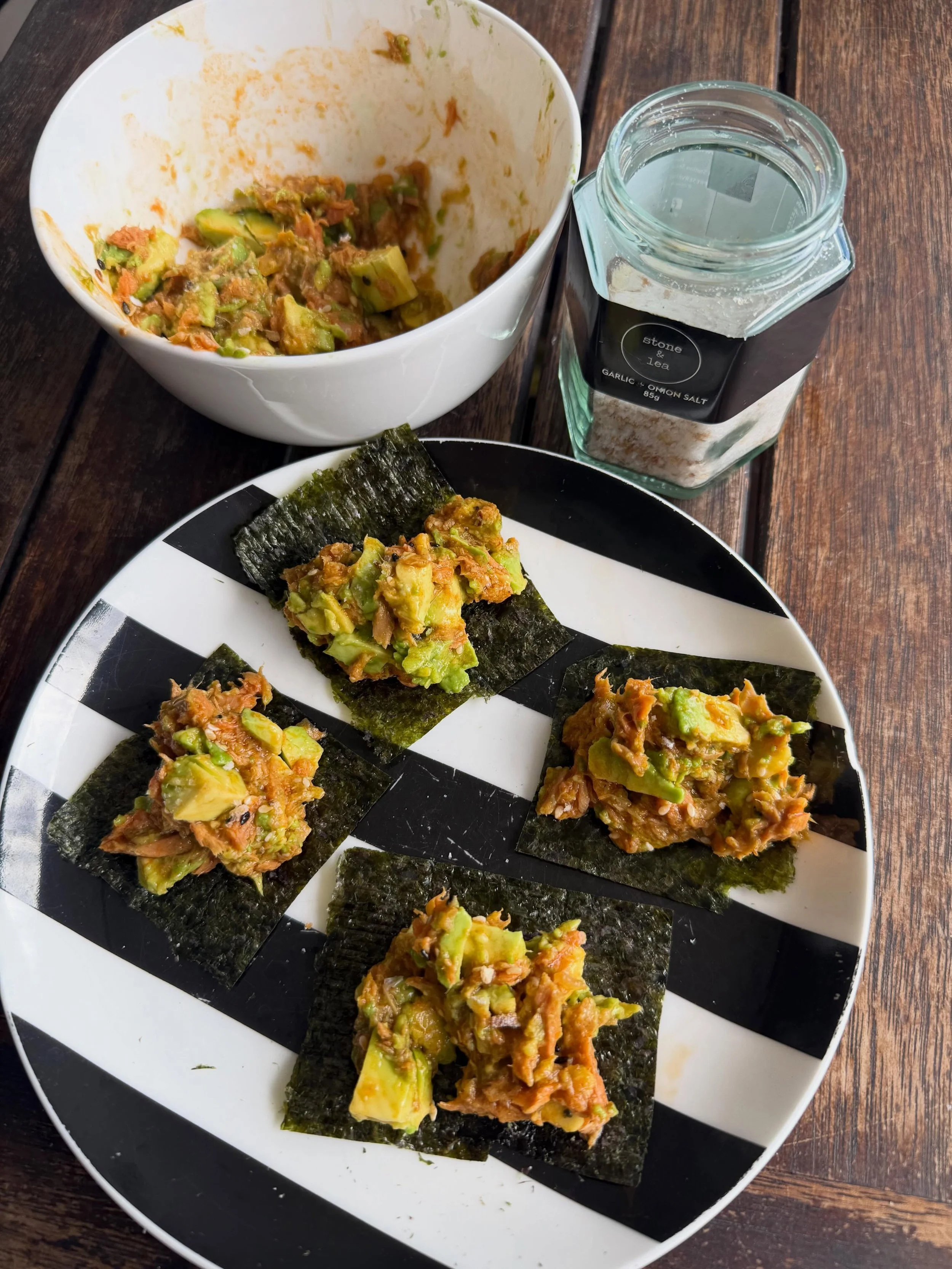 Quick, fresh, and packed with flavour 🥑🐟 

Crispy nori topped with tuna and creamy avocado, the perfect snack when you want something simple! satisfying, and seriously delicious. Finished with a sprinkle of seasoning for that extra burst of flavour