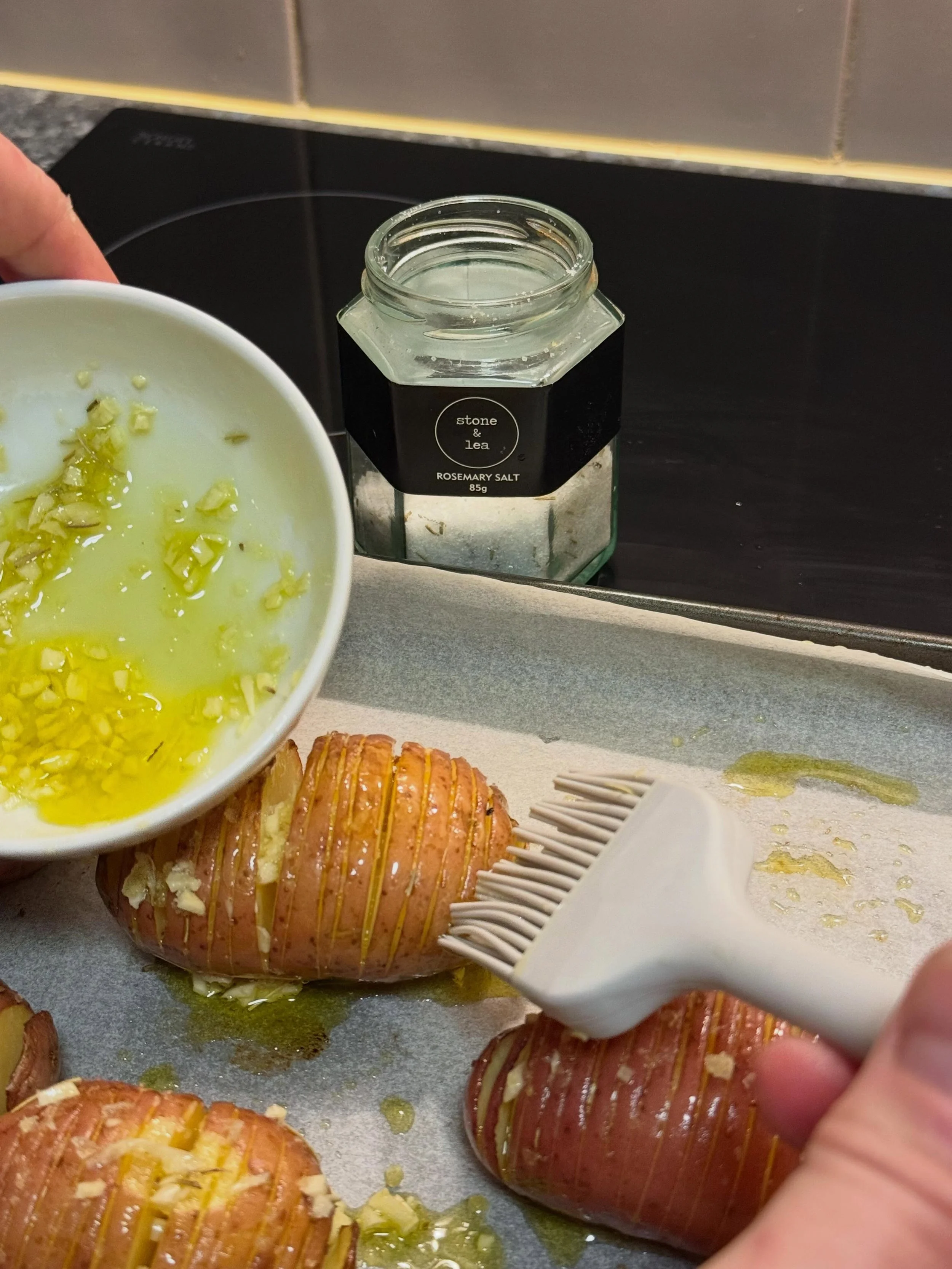 Hassleback potatoes 🥔 are so good! And for the little extra slicing step it&rsquo;s worth it! We seasoned ours with our Rosemary salt and fresh garlic served alongside our roast 😋

SHOP: http://bit.ly/StoneandLea-RosemarySalt