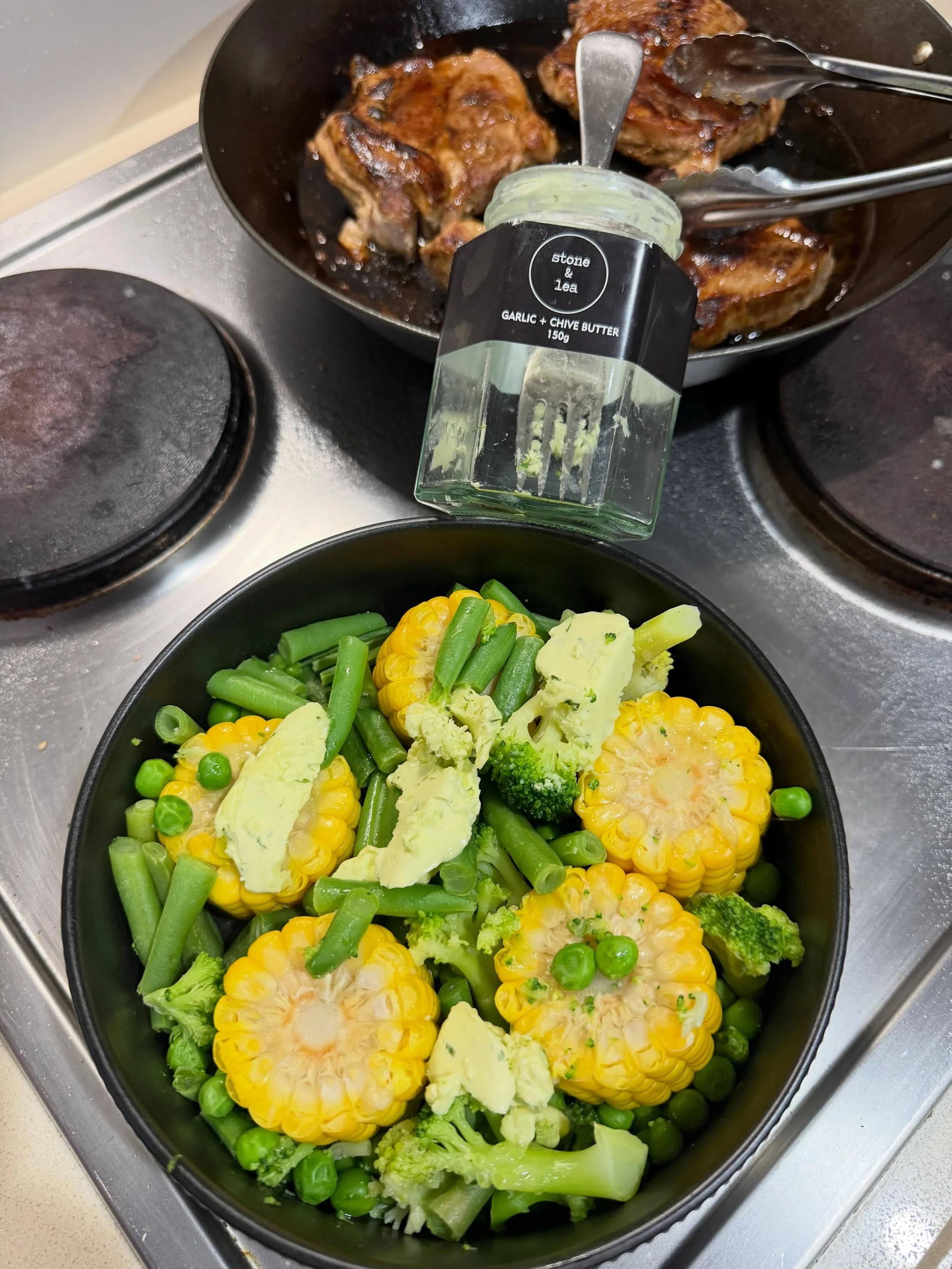 Melted Garlic + Chive butter steamed veggies alongside our chops tonight for dinner 😋  #getinmybelly #yum

SHOP: http://bit.ly/StoneandLea-GarlicChiveButter
