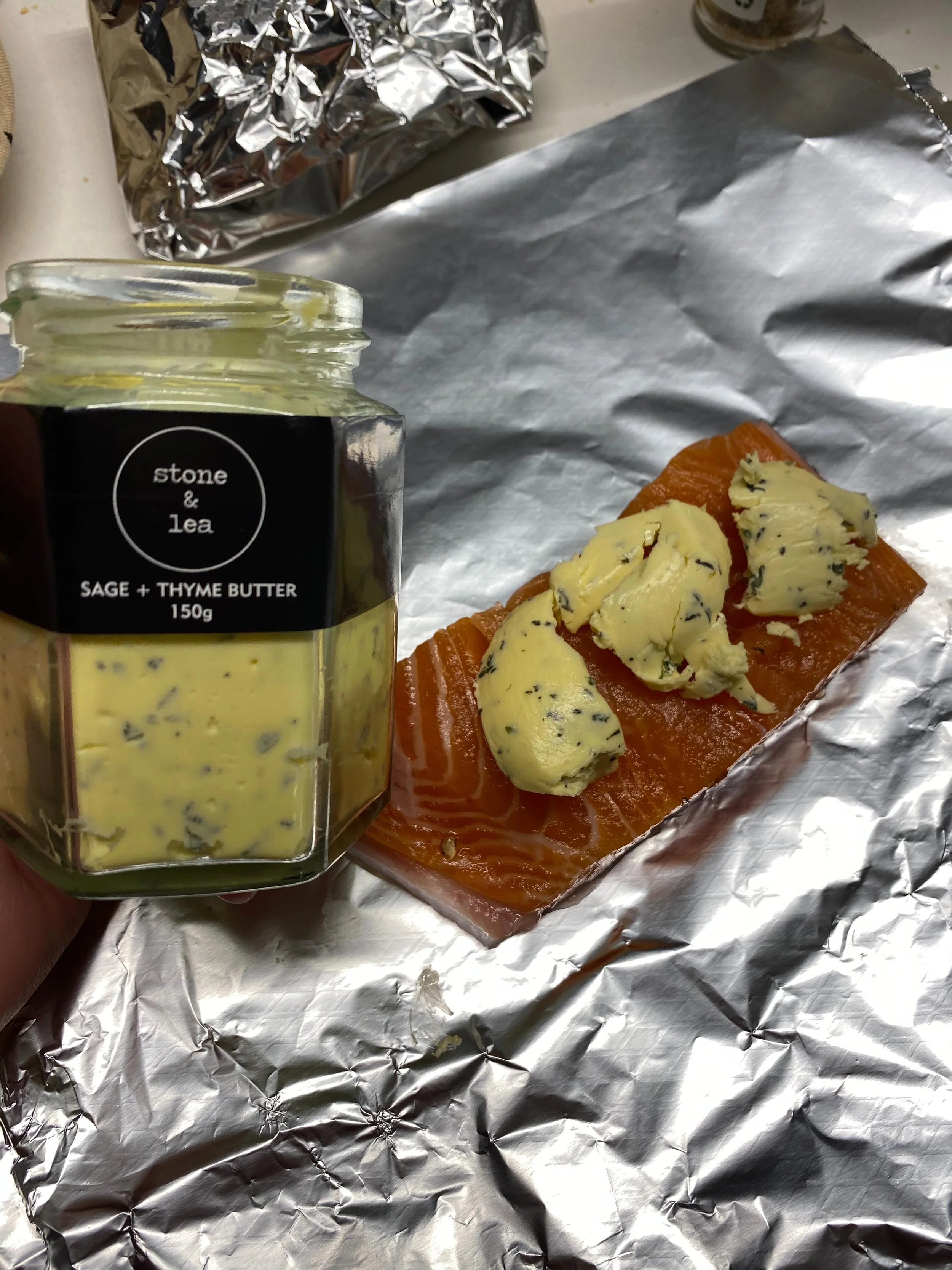 Two #jarsofgoodness working perfectly together to season and flavour our baked salmon &amp; potatoes 👏🏼😋

SHOP: 
http://bit.ly/StoneandLea-RosemarySalt
https://bit.ly/StoneandLea-SageThymeButter
