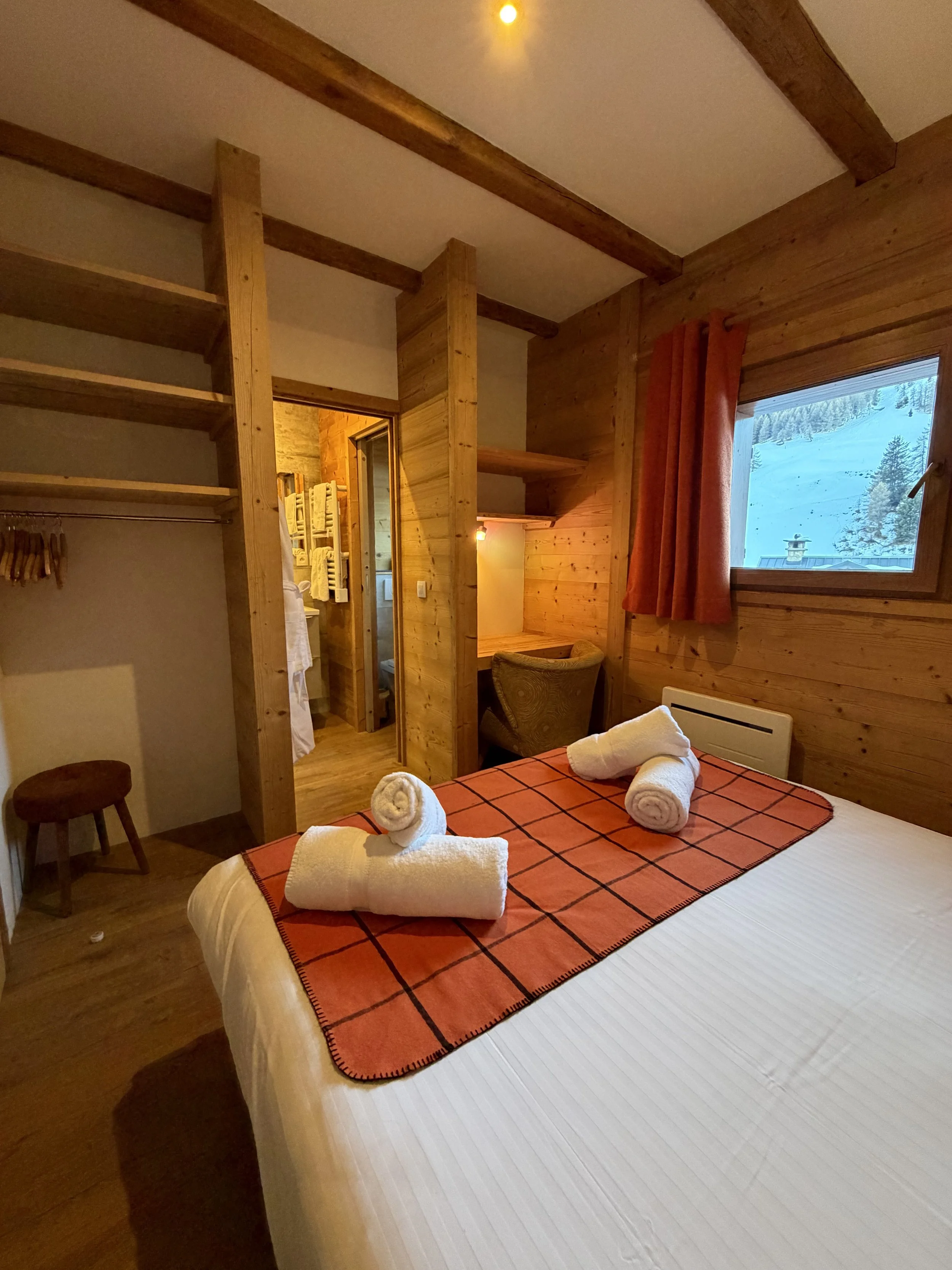 boudu room 2 desk .jpeg