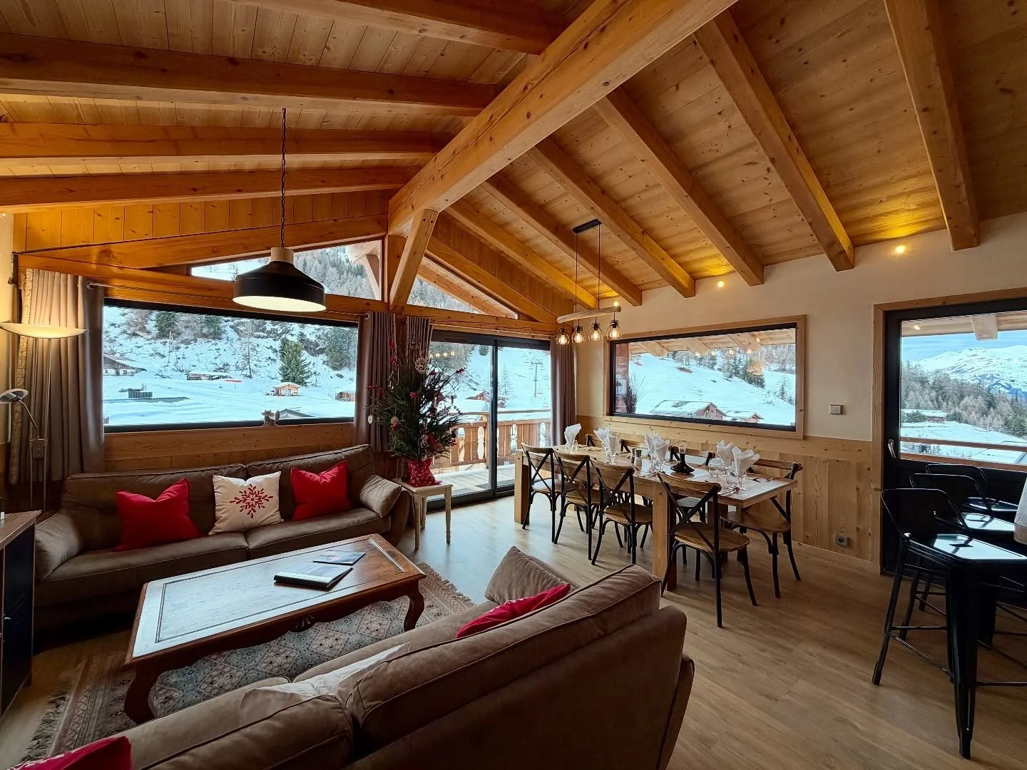 ✨ Chalet Choucas Appreciation Post ✨

Perfectly positioned, perfectly presented 🤍
A stone&rsquo;s throw from La Mine and less than 200m from the snow front ❄️

Hosted by the wonderful Nikki for Winter 25/26, Chalet Choucas is your next alpine escape