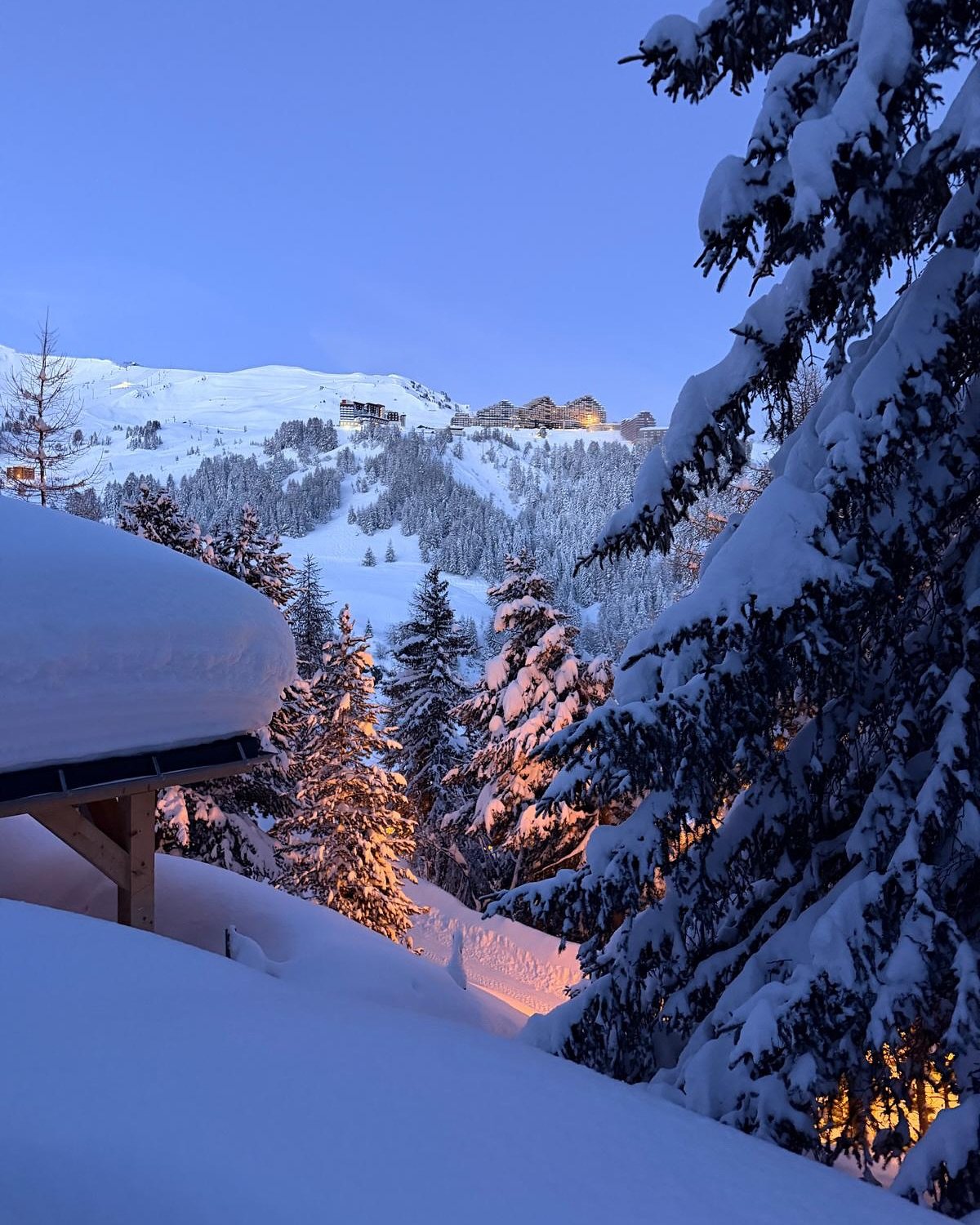 What an absolute beauty of a morning to wake up to here in La Plagne 💫
2 days of heavy snow followed by a picture perfect blue bird&hellip;

#cateredskichalet #laplagne #paradiski #skiholiday #frenchalps #bluebird #freshpowder