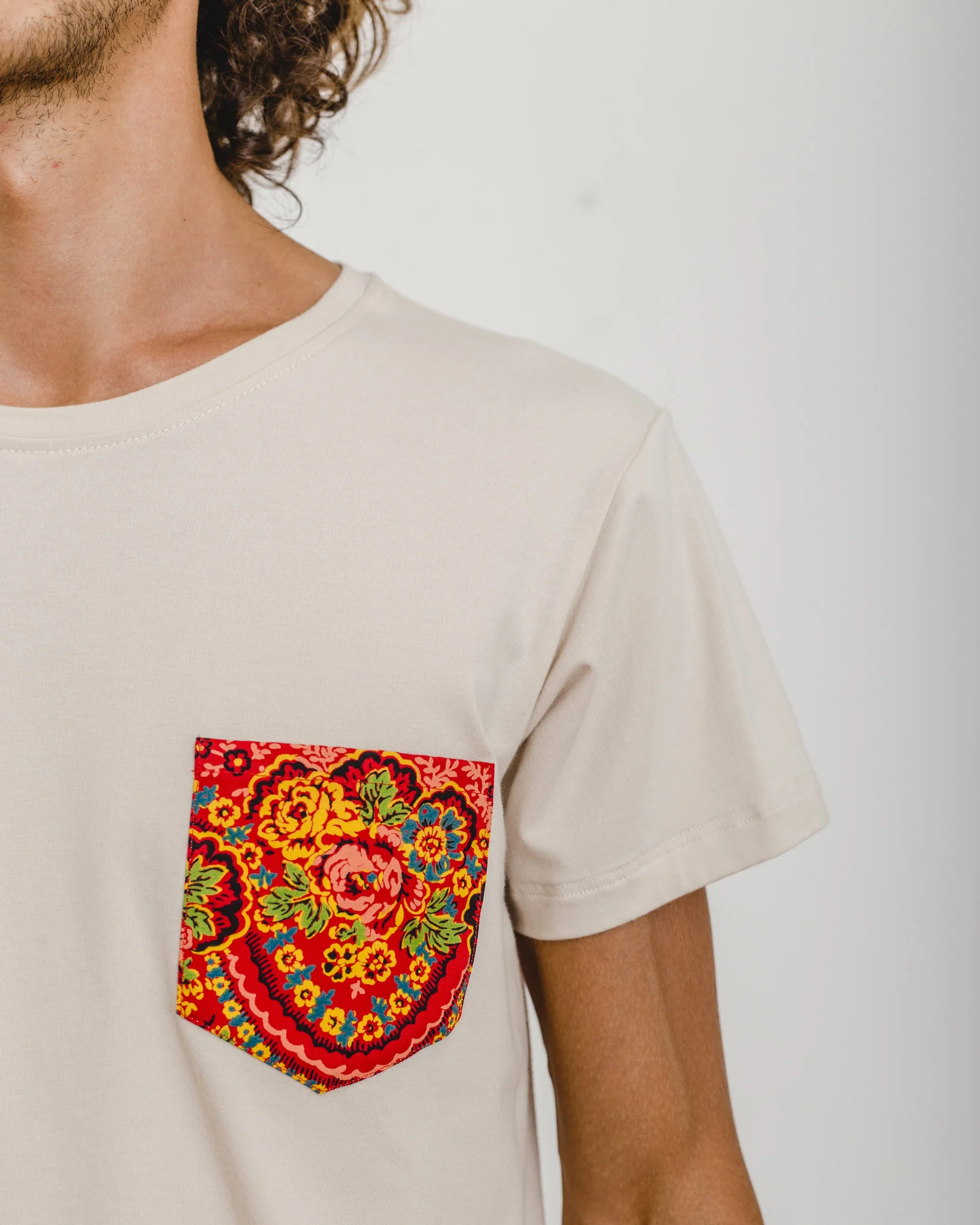 tshirt-beige-pocket-flowers-4.jpg