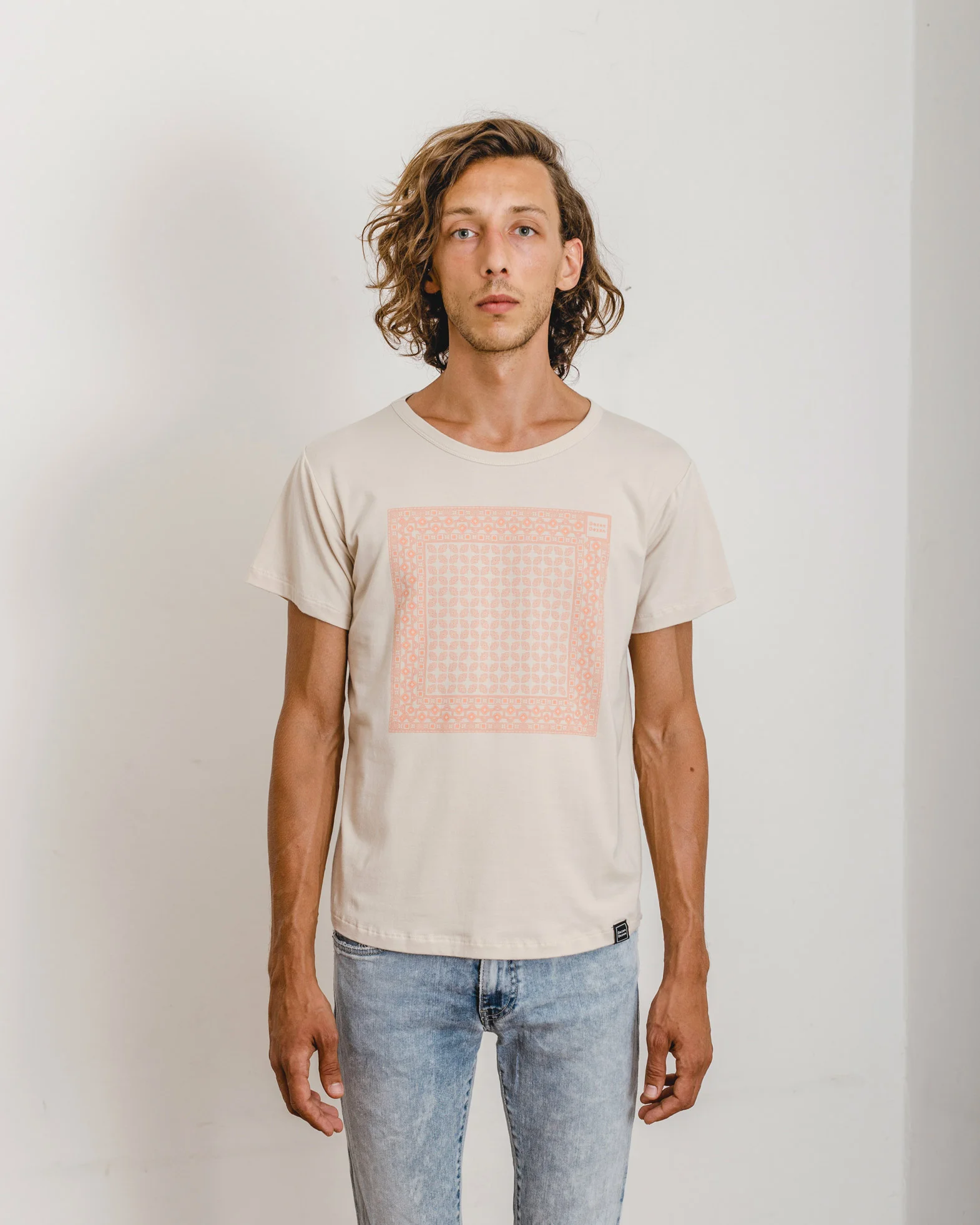tshirt-beige-print-salmon-televisors-square-1.jpg