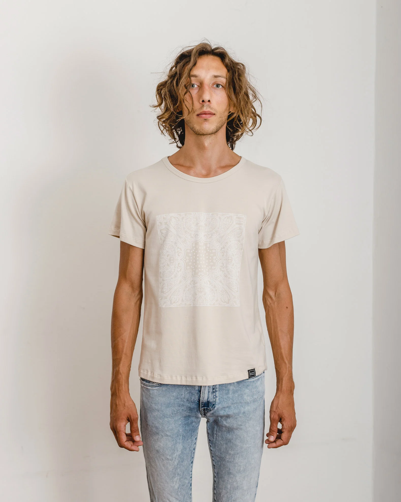 tshirt-beige-print-white-paisley-square-1.jpg