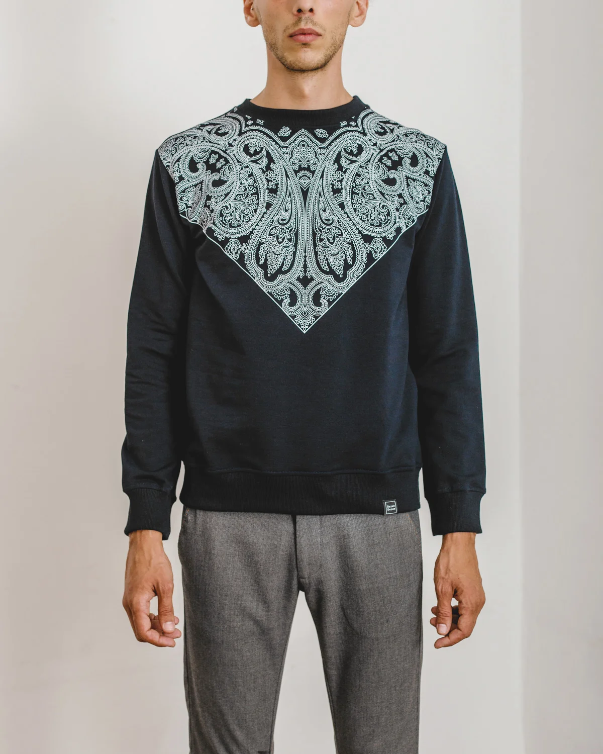 DZ510_111-Sweatshirt-blue-with-withe-full-paisley-print-1.jpg