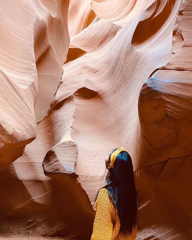 The most beautiful vertical, winding walls 🤩 swipe to see one of the many embarrassing photos our tour guide art directed 😂
.
.
.
📍 Antelope Canyon
