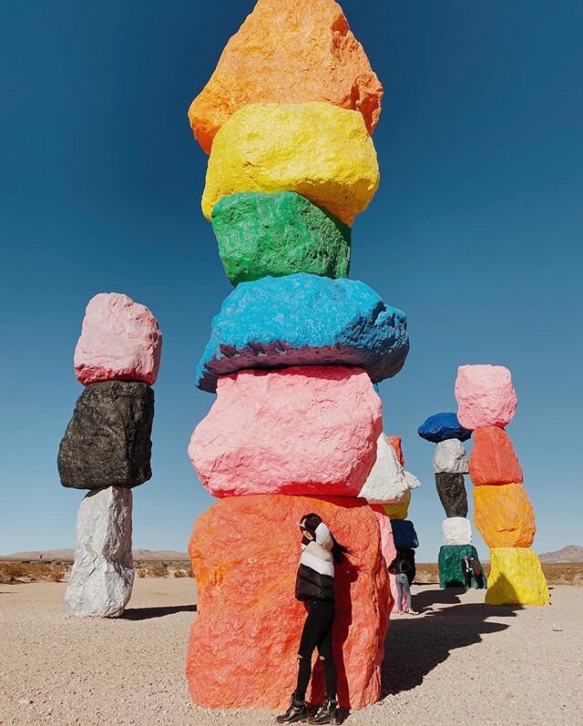 This photo is so deceivingly sunny ☀️ but it&rsquo;s was so cold we were there for maybe 3 minutes then ran back to the car ❤️🧡💛💚💙💜
.
.
.
📍 Seven Magic Mountains