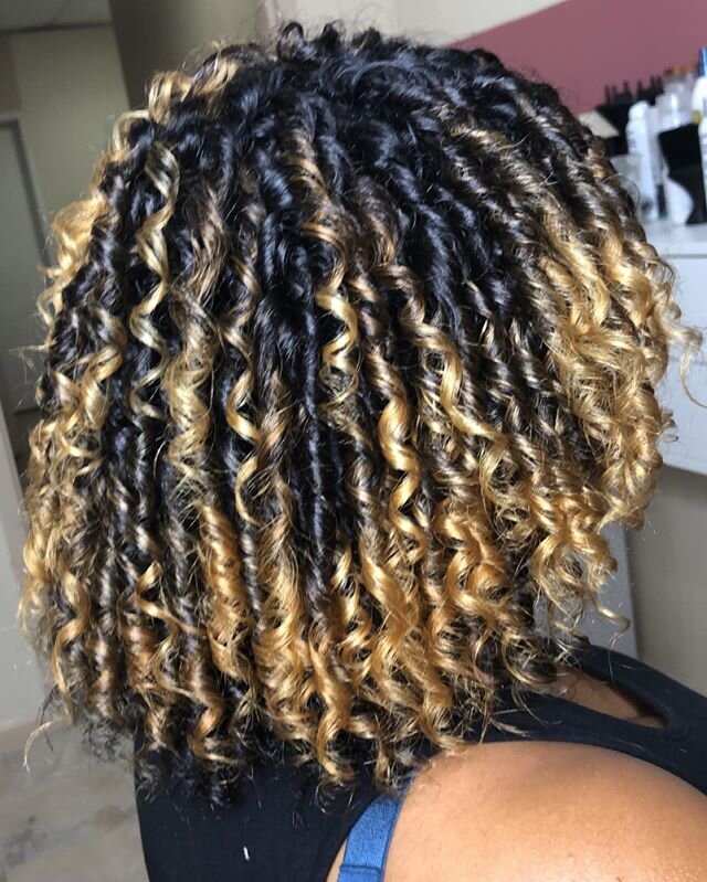 🌟Curls for days 🌟 this customer received a rod set, our hair merengue Deep Conditioner, &amp; in two weeks will be in for her trim ✂️ Book your appointment today ☎️ 443-708-0057
You can also book online : www.Amandas5StarSalon.com 
Purchase our 100