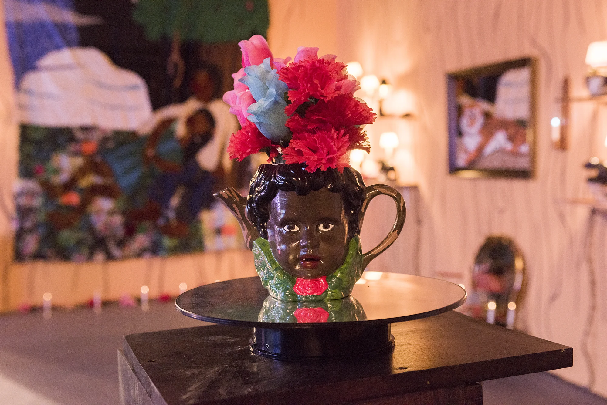 Cherub (2017), vase, mirrored rotating display, 10 x 9 x 6 inches. Photo courtesy of the arist. 