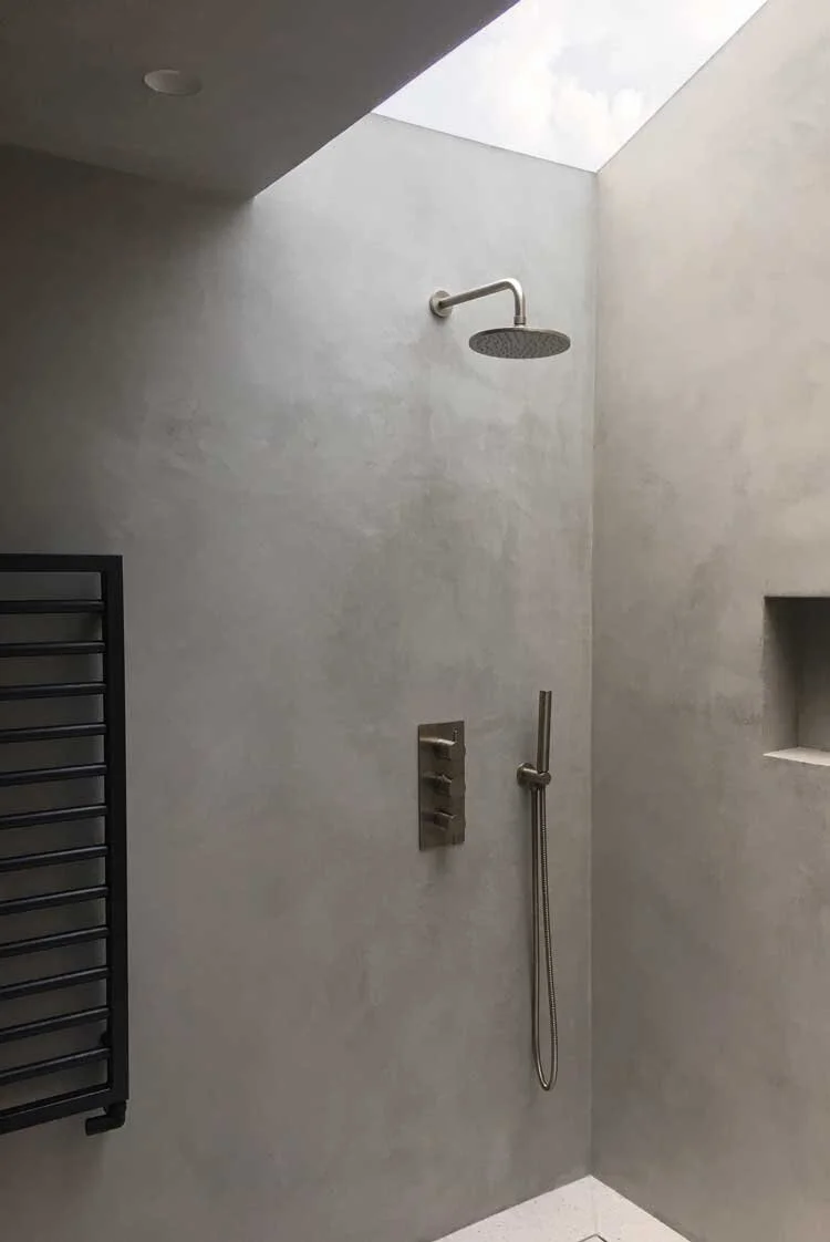 Rooflight over tadelakt plaster shower by Lendel Stephens Architects