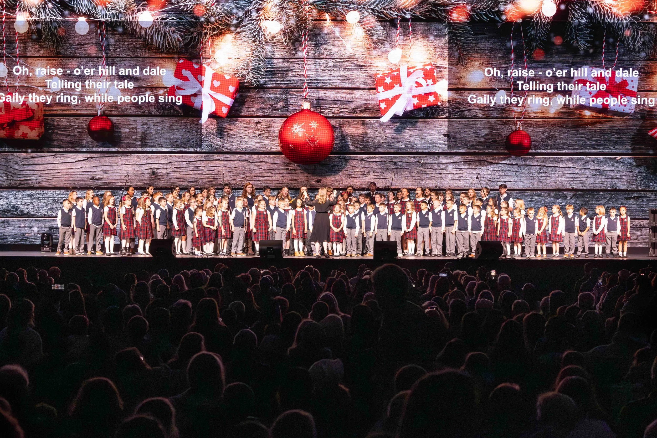 251205_AAChristmasShow_1020.jpg