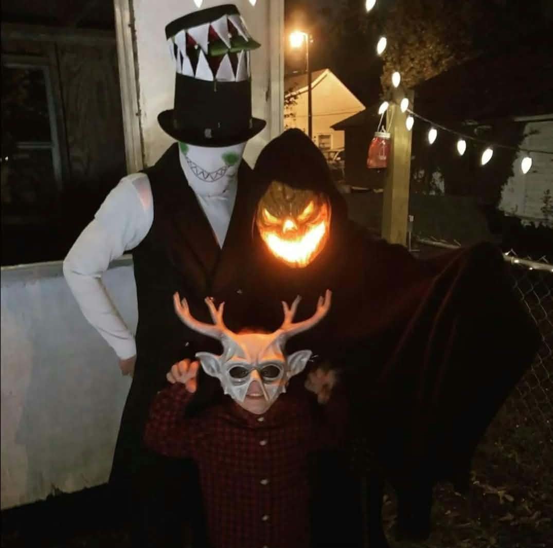 Boogie Man, Pumpkin Head, The Wendigo
📍 Family photo for Halloween