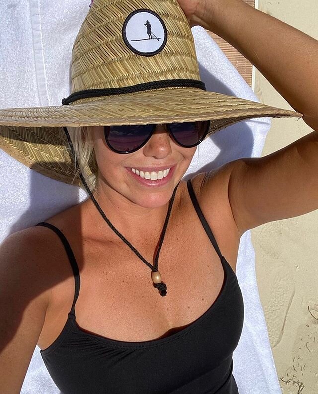 Spray tan✔️ sunscreen✔️ oversized hat to cover your face✔️ @daniellecunard taking all the necessary precautions to help fight premature aging and skin damage✔️ Book your spray tan before heading to the beach to keep your skin looking healthy &amp; yo