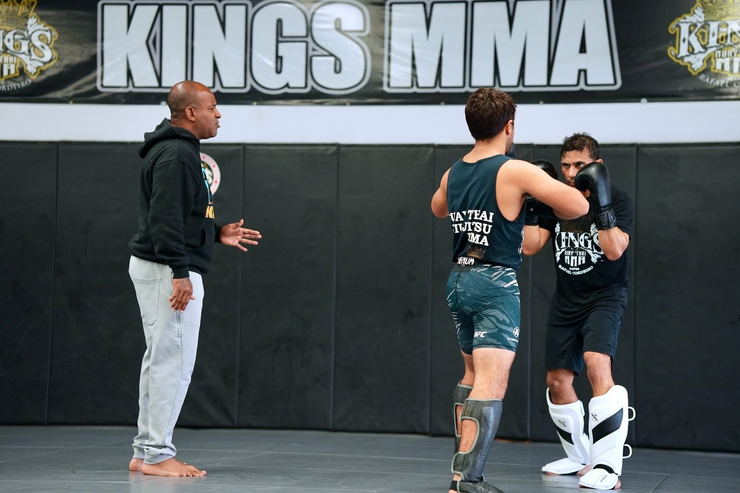 PRIVATE CLASSES are great gifts for the holidays🎁 Getting one on one time with your favorite coach can answer so many questions. DM us today and get yours scheduled. 

Coaches available : 

Master Rafael Cordeiro : MMA, Muay Thai, Boxing 
Professor 