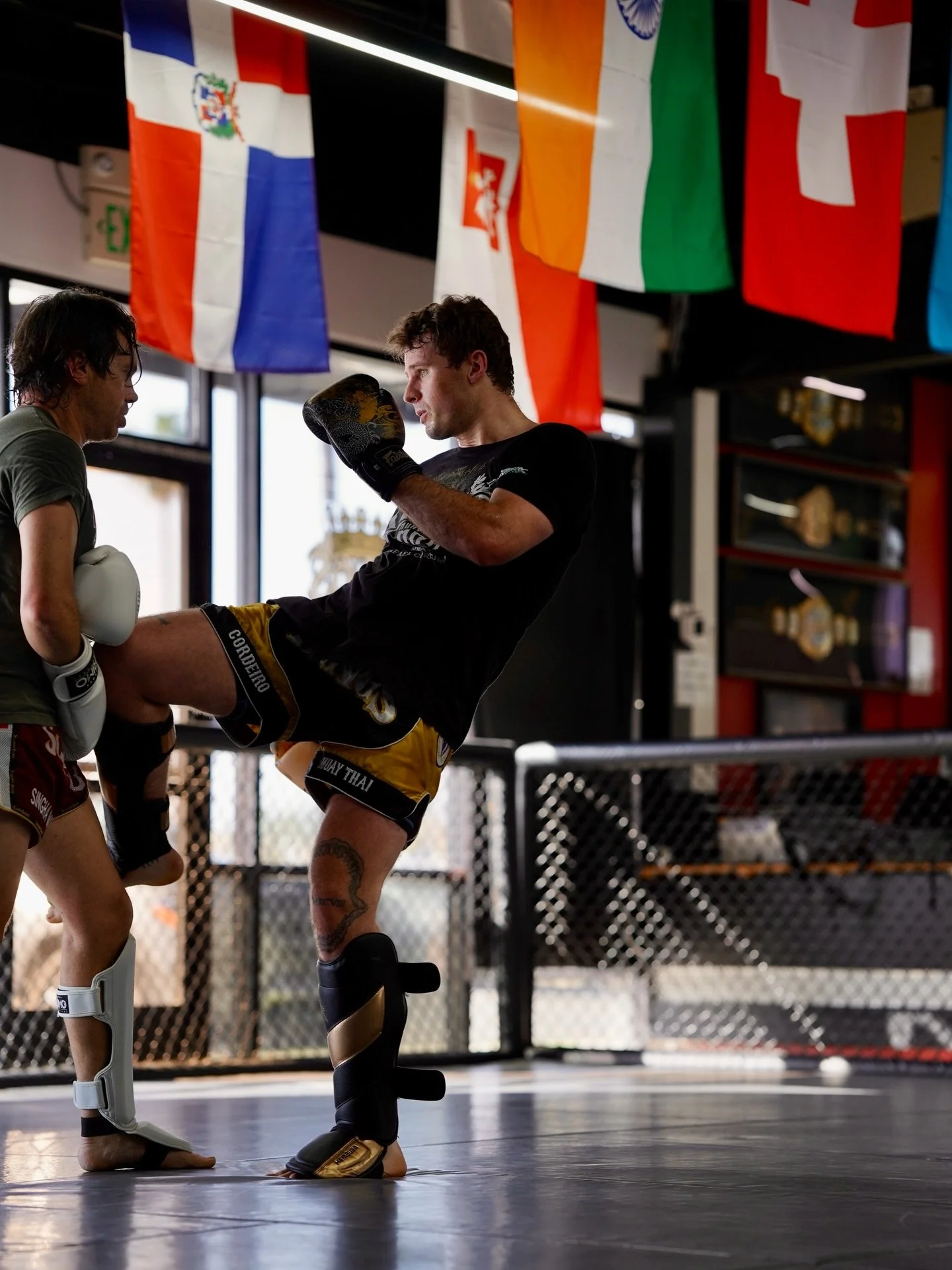 Knees and elbows! Heyyyyy 🔥