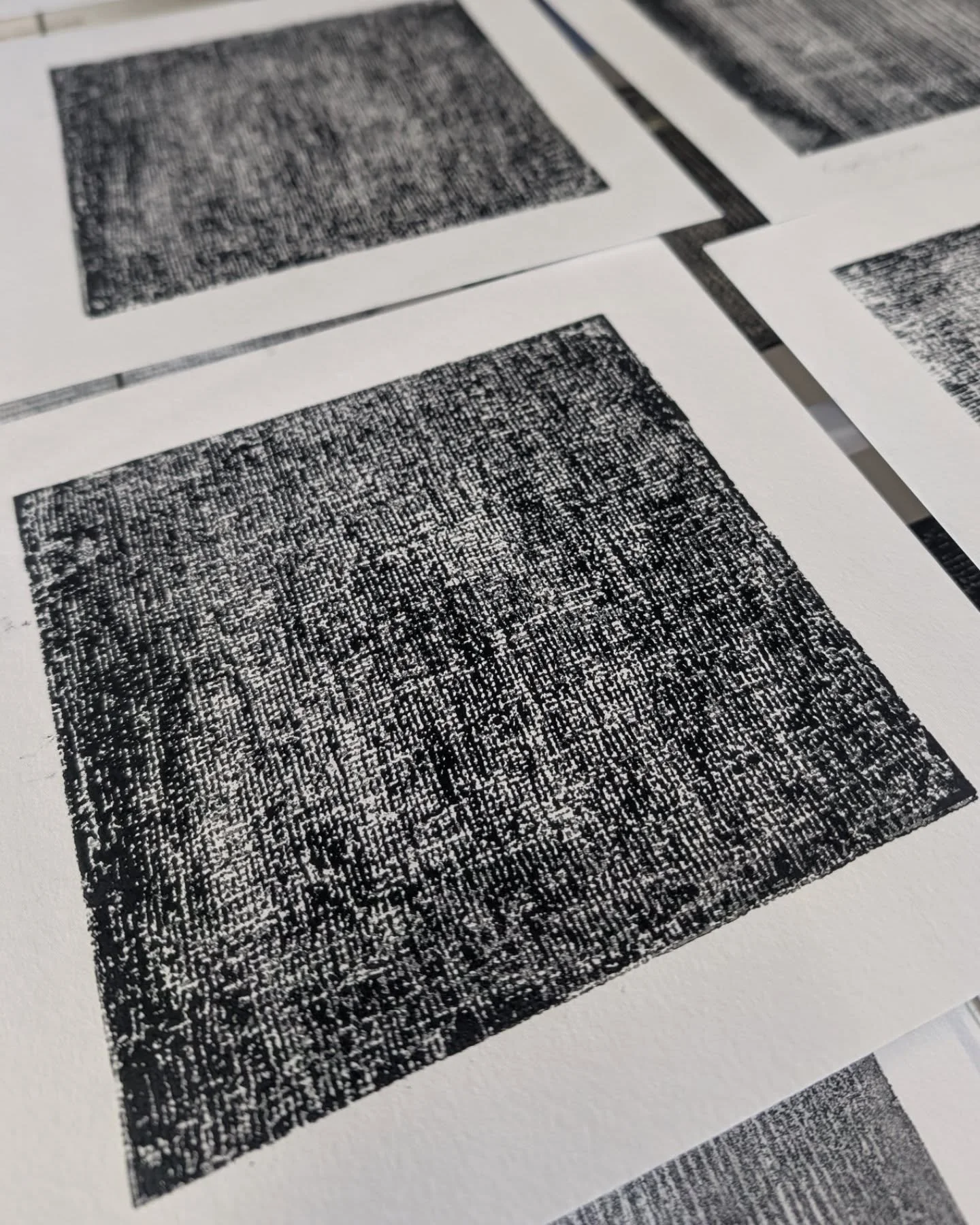 Finally back to work in the studio this year. Plenty of research and experiments to do. This month I have been testing out etching open weave fabric onto lino as well as using combs. Got some great little samples of fabric from the lovely @thread.re_