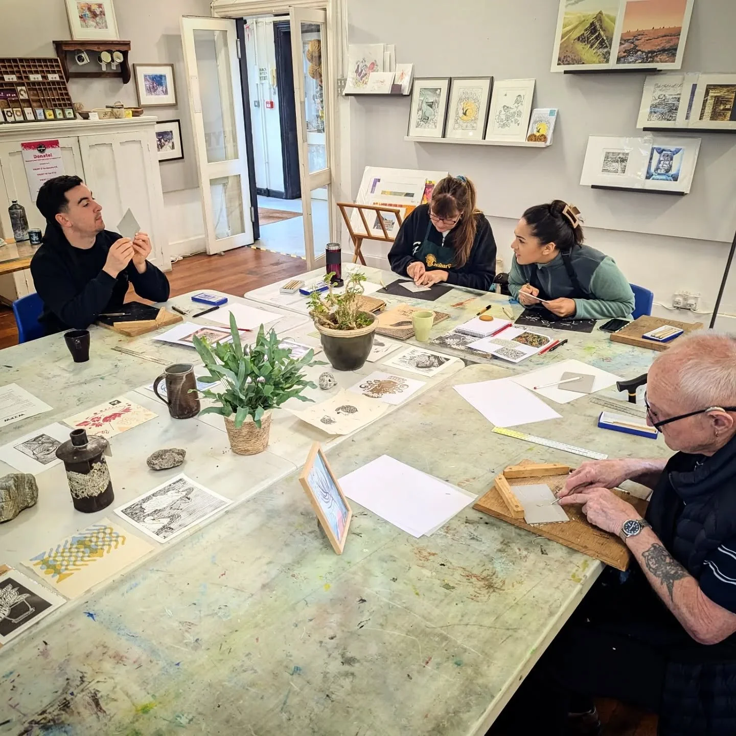 I really enjoyed covering a Linocut Taster this weekend @wypw . A nice and relaxing session exploring how to carve, ink and print lino. 

Lots of tea and biscuits were had and prints made!

#linocut #linocutprint #reliefprint #printmaking #learntopri