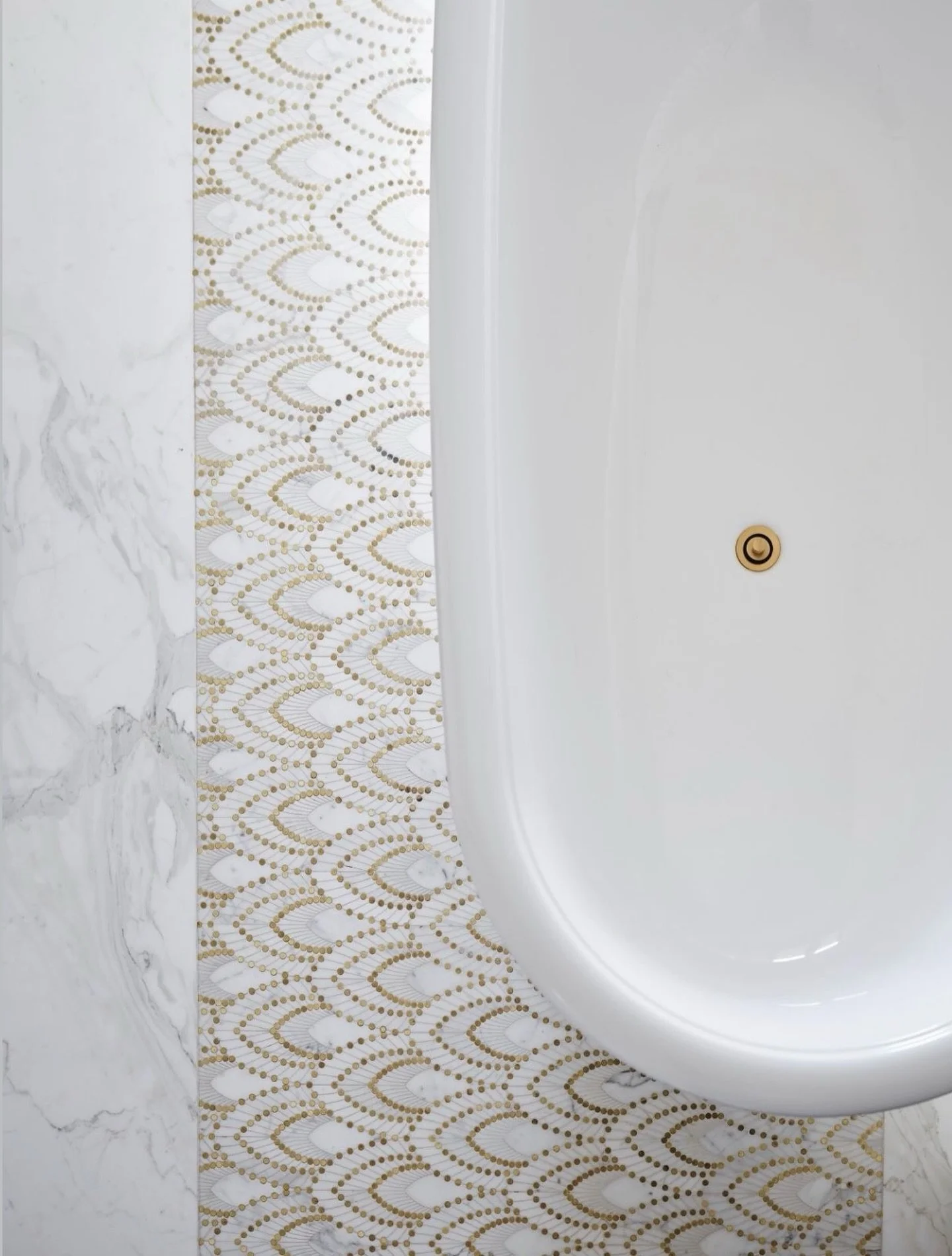 Brass, Calacatta⁠, and 🫧🛁⁠
⁠

#mosaic #calacatta #luxe #tiledesign #tile