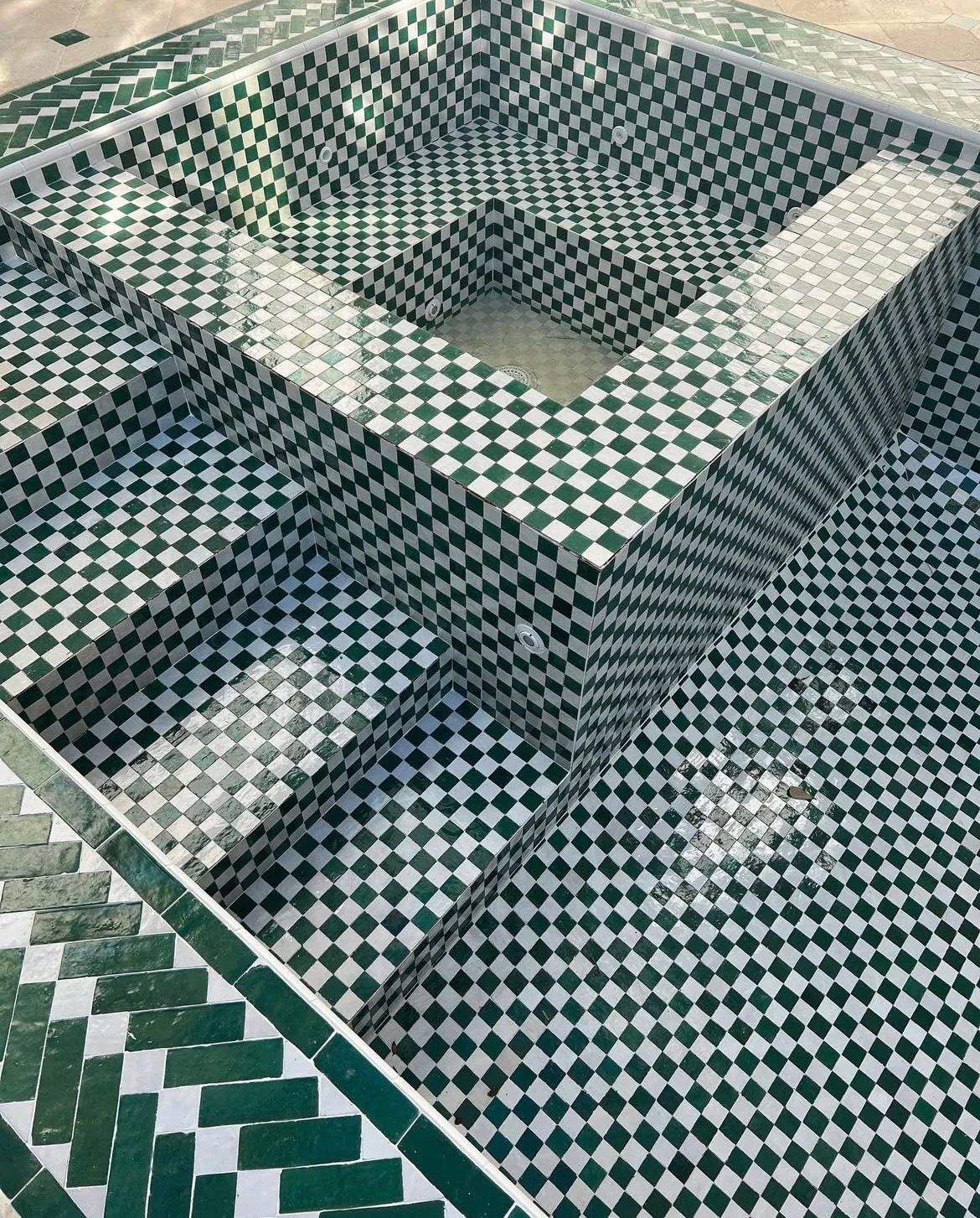 Who&rsquo;s ready to (pool) party? 🪩 🕶️ 🤿

#tile #tiledesign #pooldesign