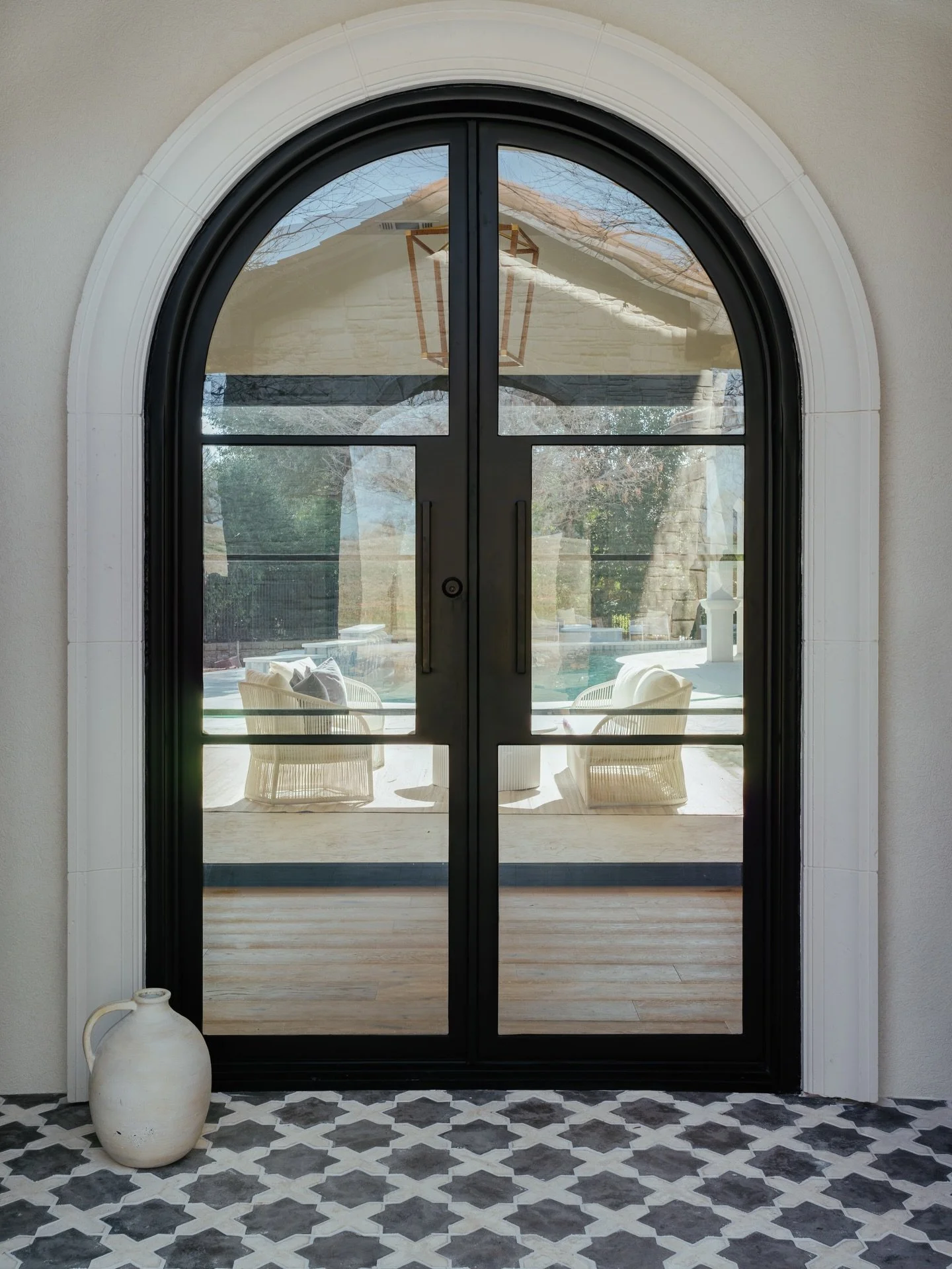 Bigger &amp; better in T E X A S 💫🌵🤠 

Bravo to @christyforandesign! 
We were thrilled to work with them on this Dallas project. Cement, Custom Mosaic, Zellige&hellip; the results have us catching our breath.

📷 @beccaleaphoto 
#tile #tiledesign 