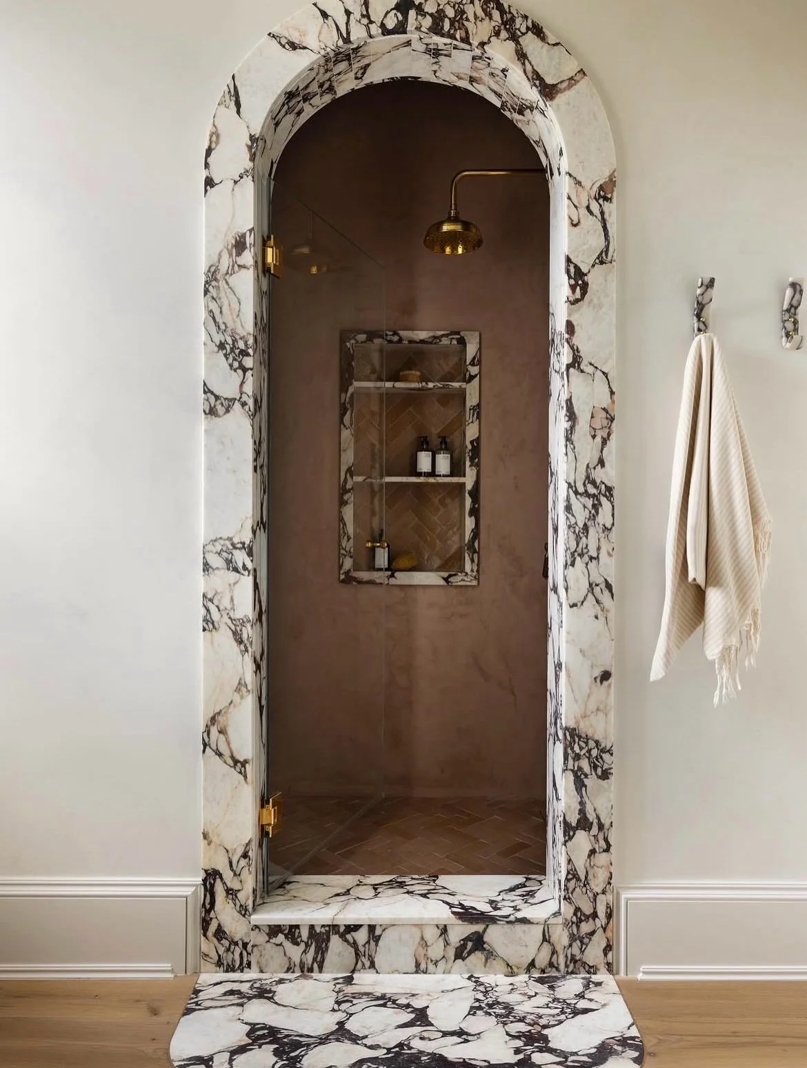 April S H O W E R S 🛀 🫧 🌦️
What&rsquo;s better than color, pattern and texture inspo to start the day?

#shower #bathroomgoals #design #interiors #tile