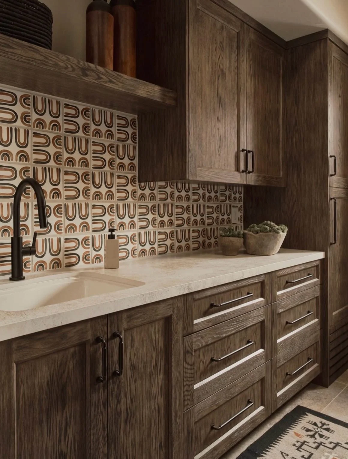 E L E V A T E D 💫🤎

@tabarkastudio with @friedmanandshields 
#tile #tiledesign #kitchen #interiordecor #dreamhome